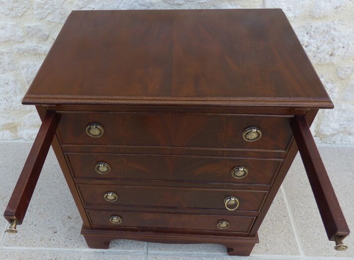 Mahogany veneer bar furniture, English manufacture of the XXth century with a drawer