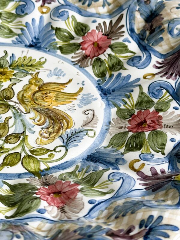 Grand plat décoratif peint à la main avec motifs floraux et oiseau