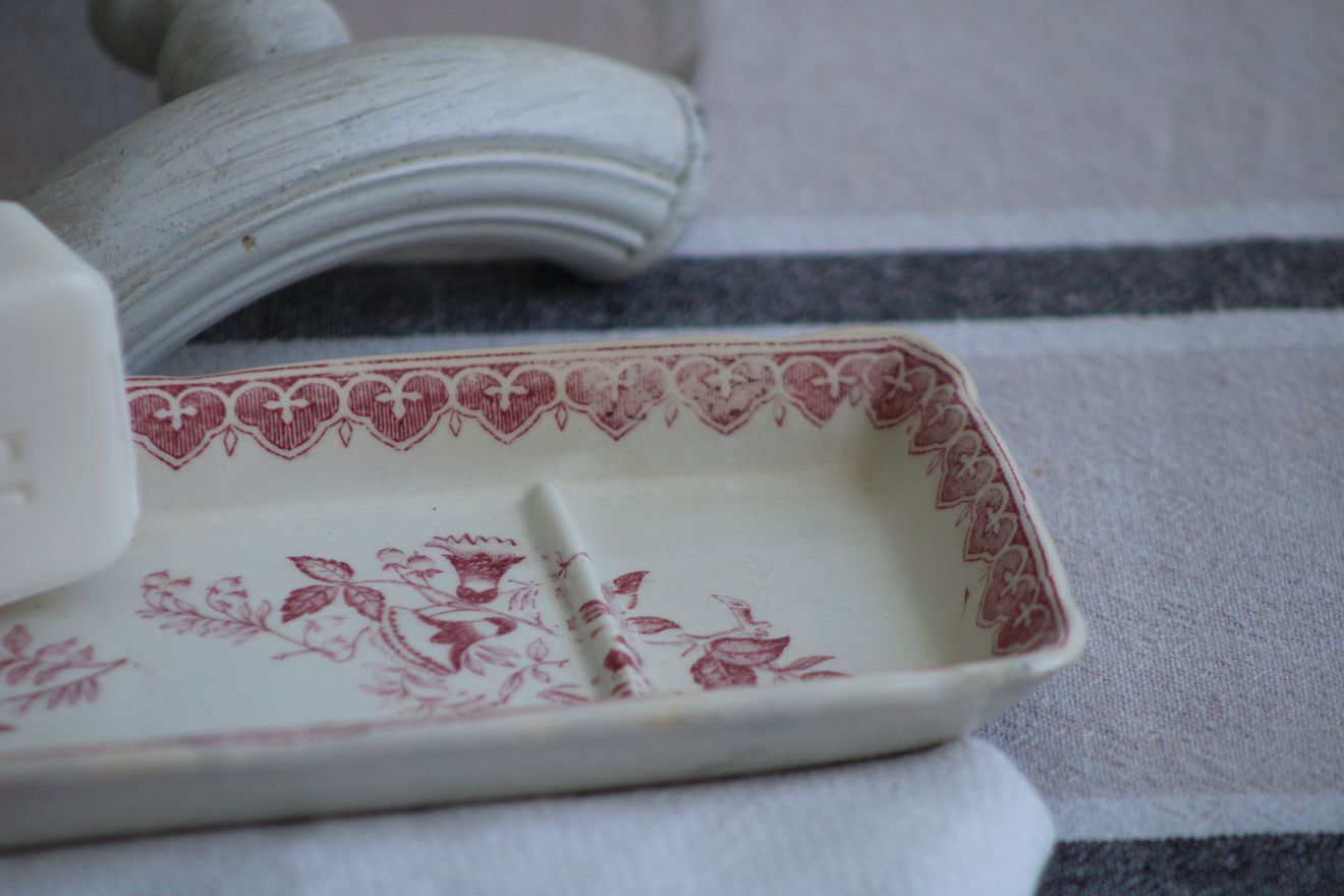 Iron earth ceramic soap dish