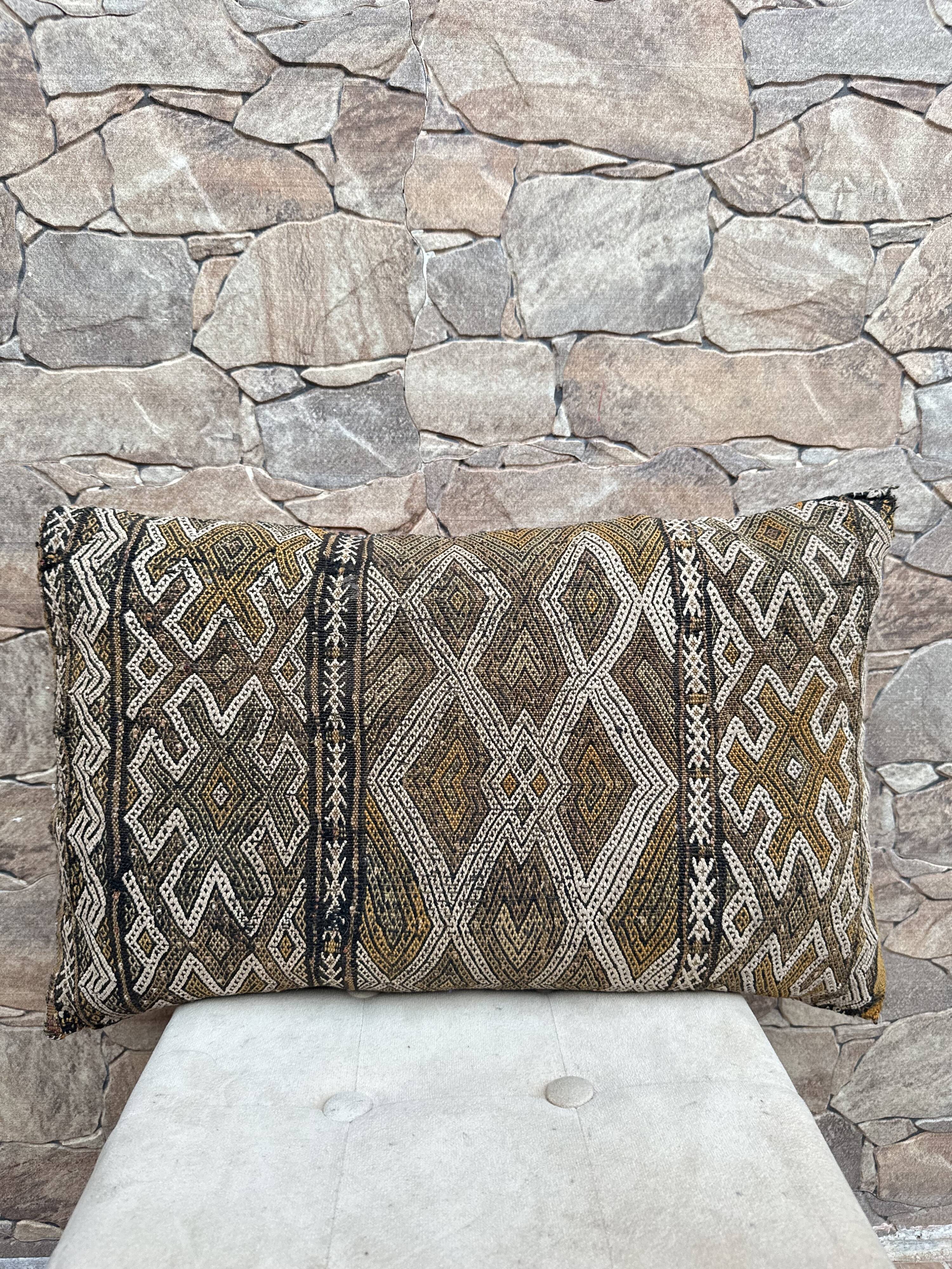 Vintage Berber cushion cover: Moroccan wool cushion, Boujad pattern