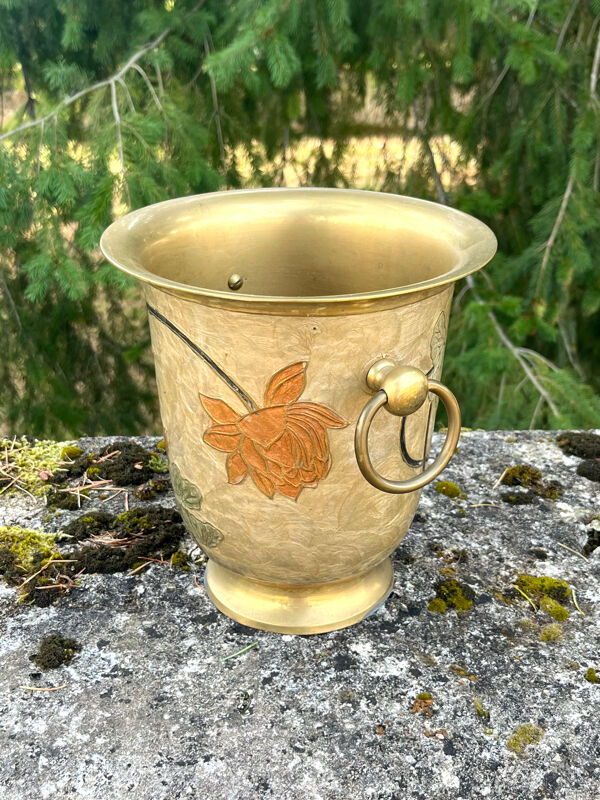 Seau à champagne en laiton cloisonné vintage avec des fleurs de lotus et une poignée.