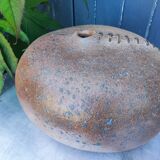 Vase vintage en gré, en forme de ballon de rugby, signé