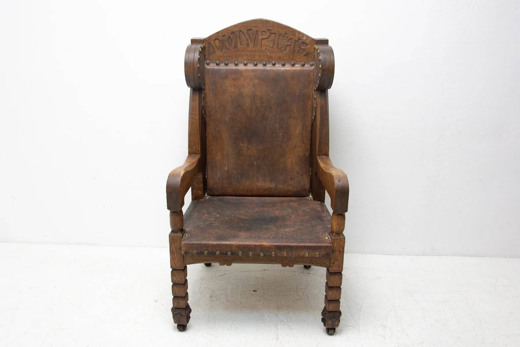 Late 19th century massive throne chair