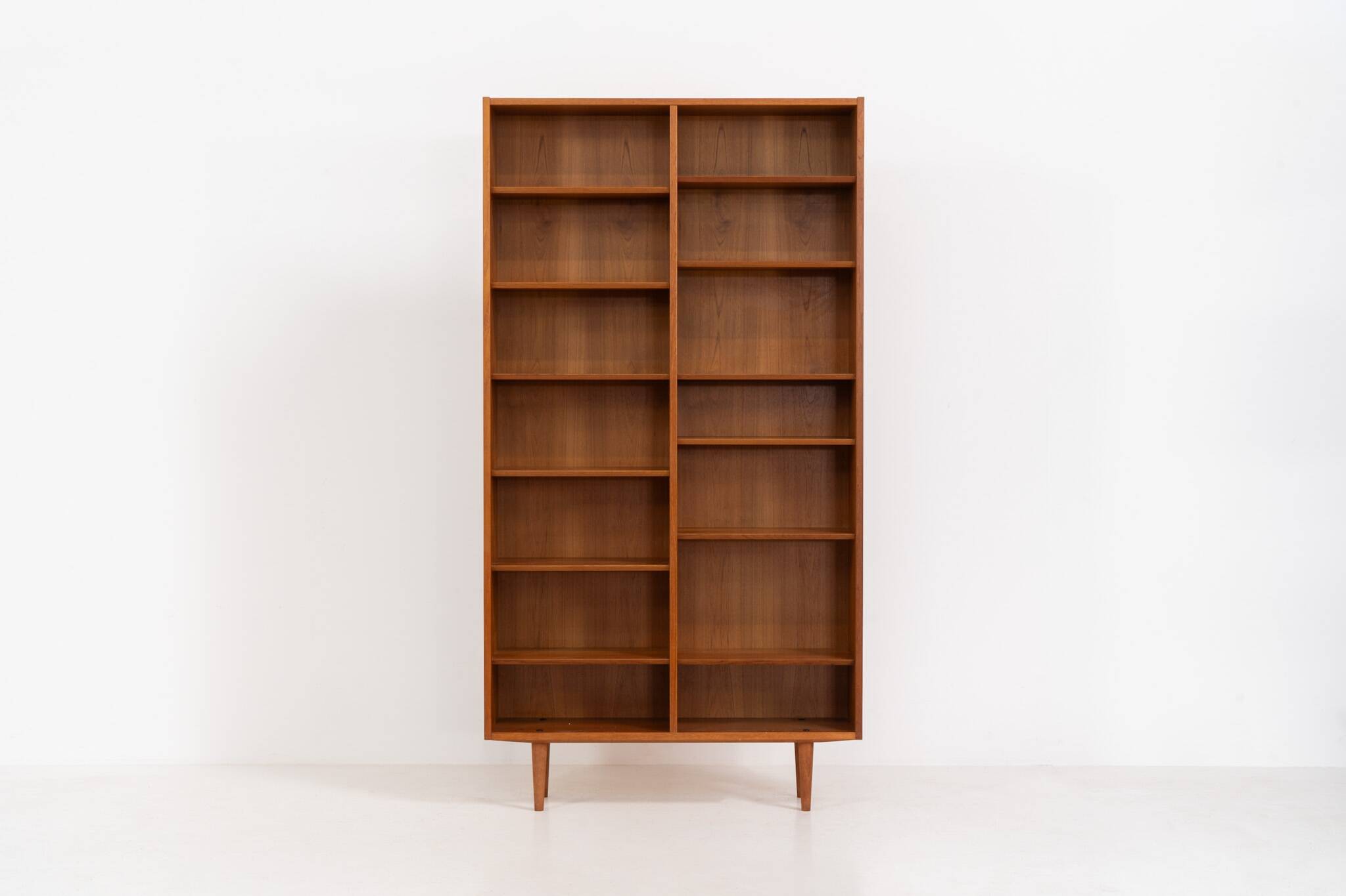 Bibliothèque du milieu du siècle par Poul Hundevad