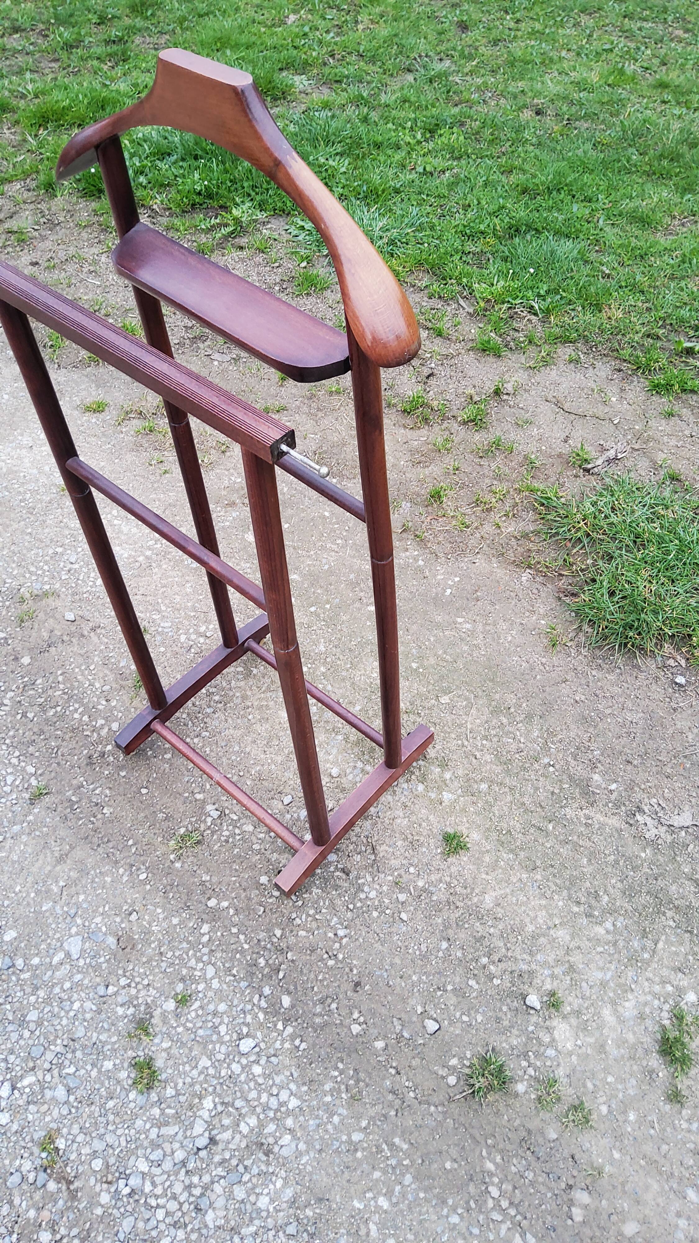 Chamber valet in mahogany tinted beech from the 70s with castors