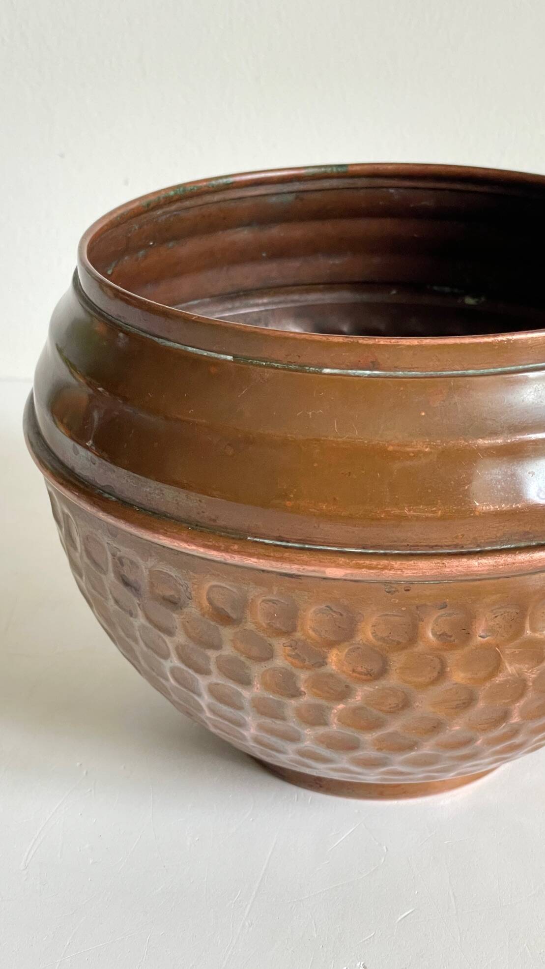 Cache-pot par Villedieu cuivre à patine vintage