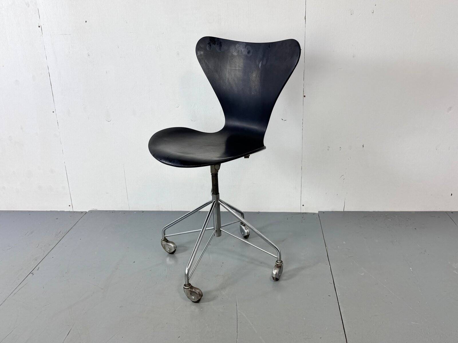 Vintage early 3117 swivel desk chair by Arne Jacobsen for Fritz Hansen, 1955
