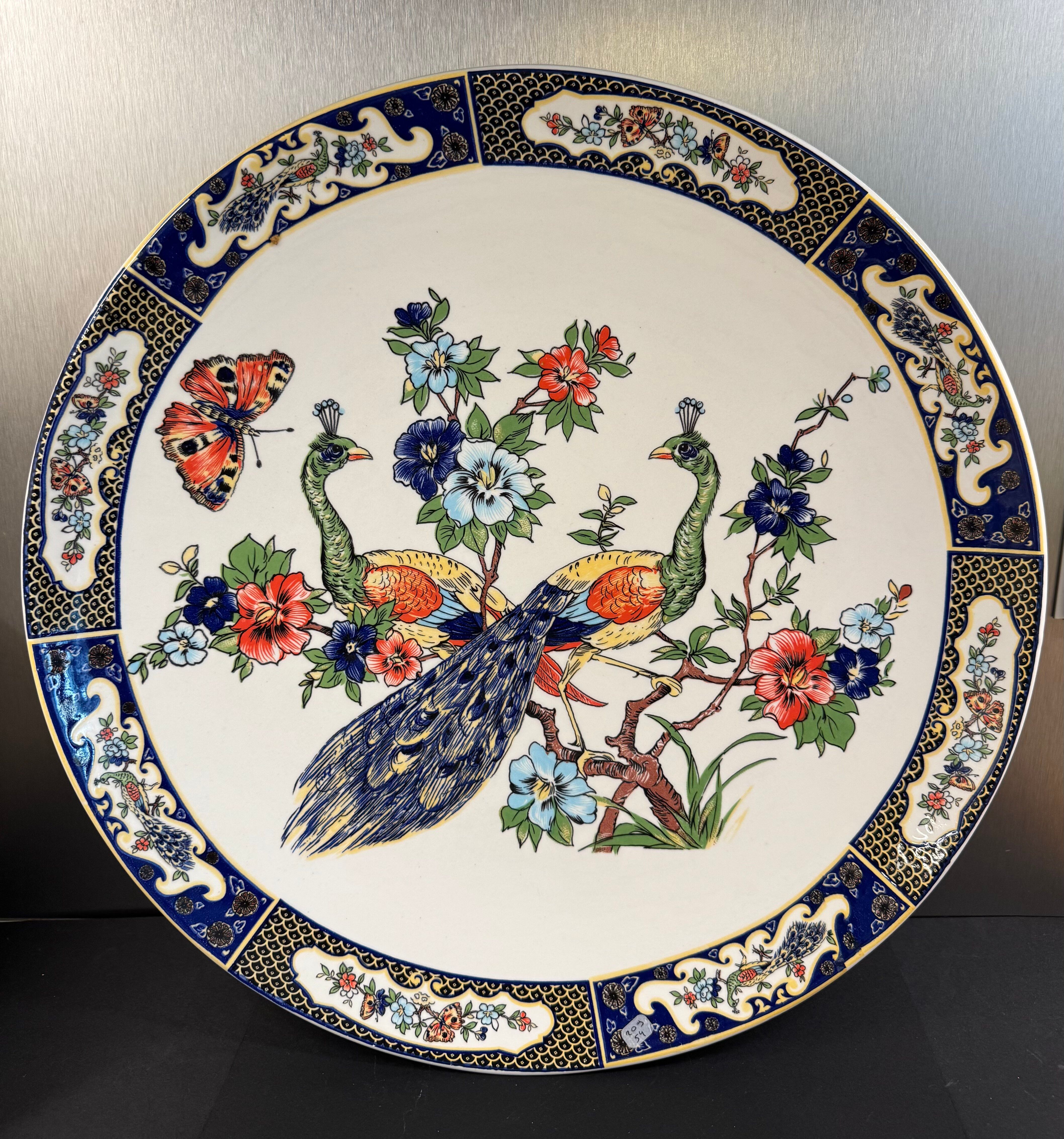 Grand plat à décor de Paons et fleurs XX siècle