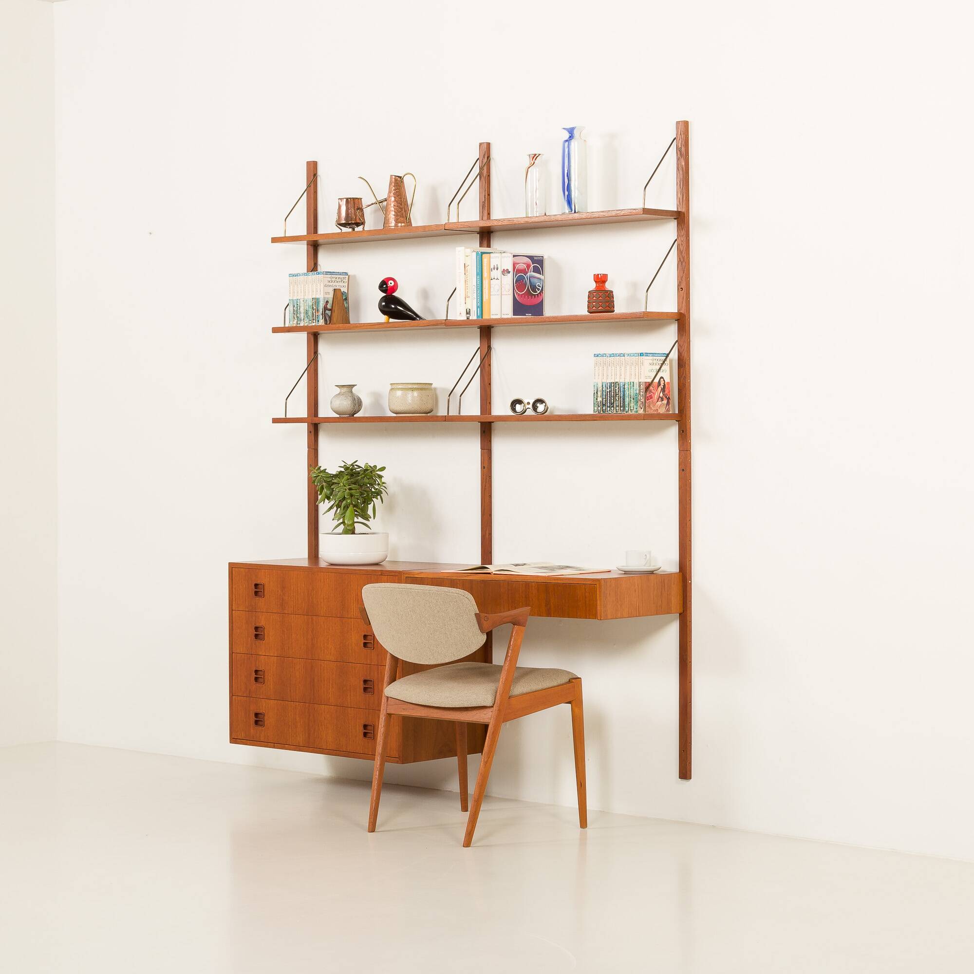 Un ensemble mural en teck scandinave avec un bureau, années 1970.