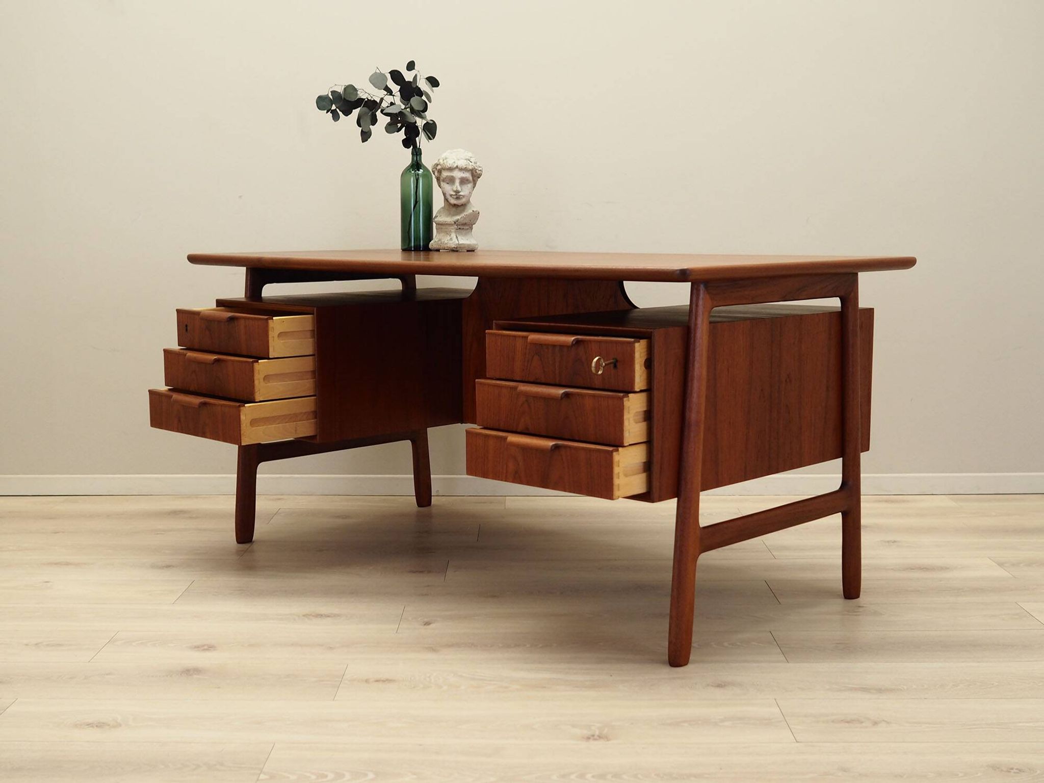 Bureau en teck, design danois, années 1970, fabricant : Omann Jun