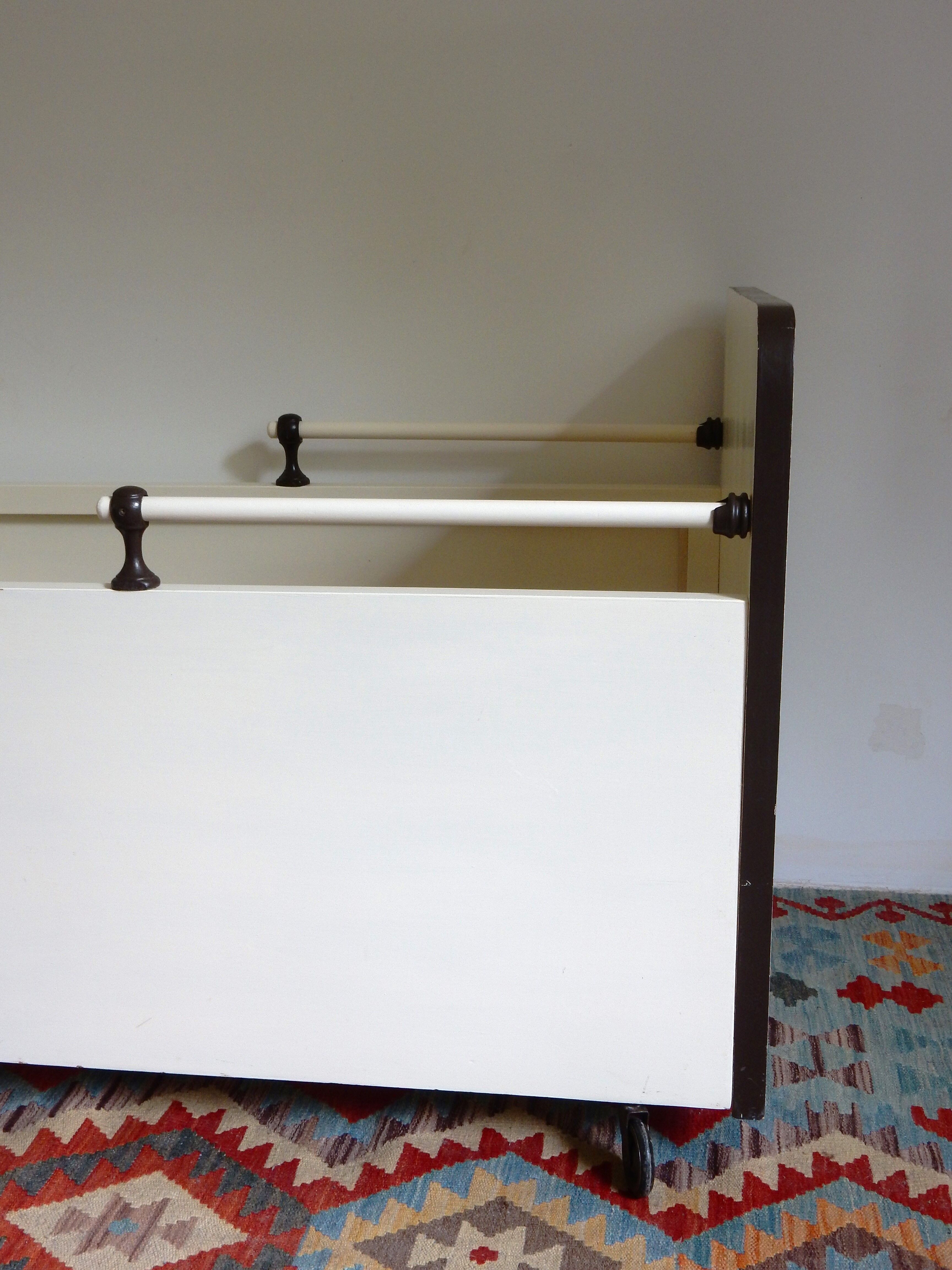 Lit roulotte décor hirondelles des années 40