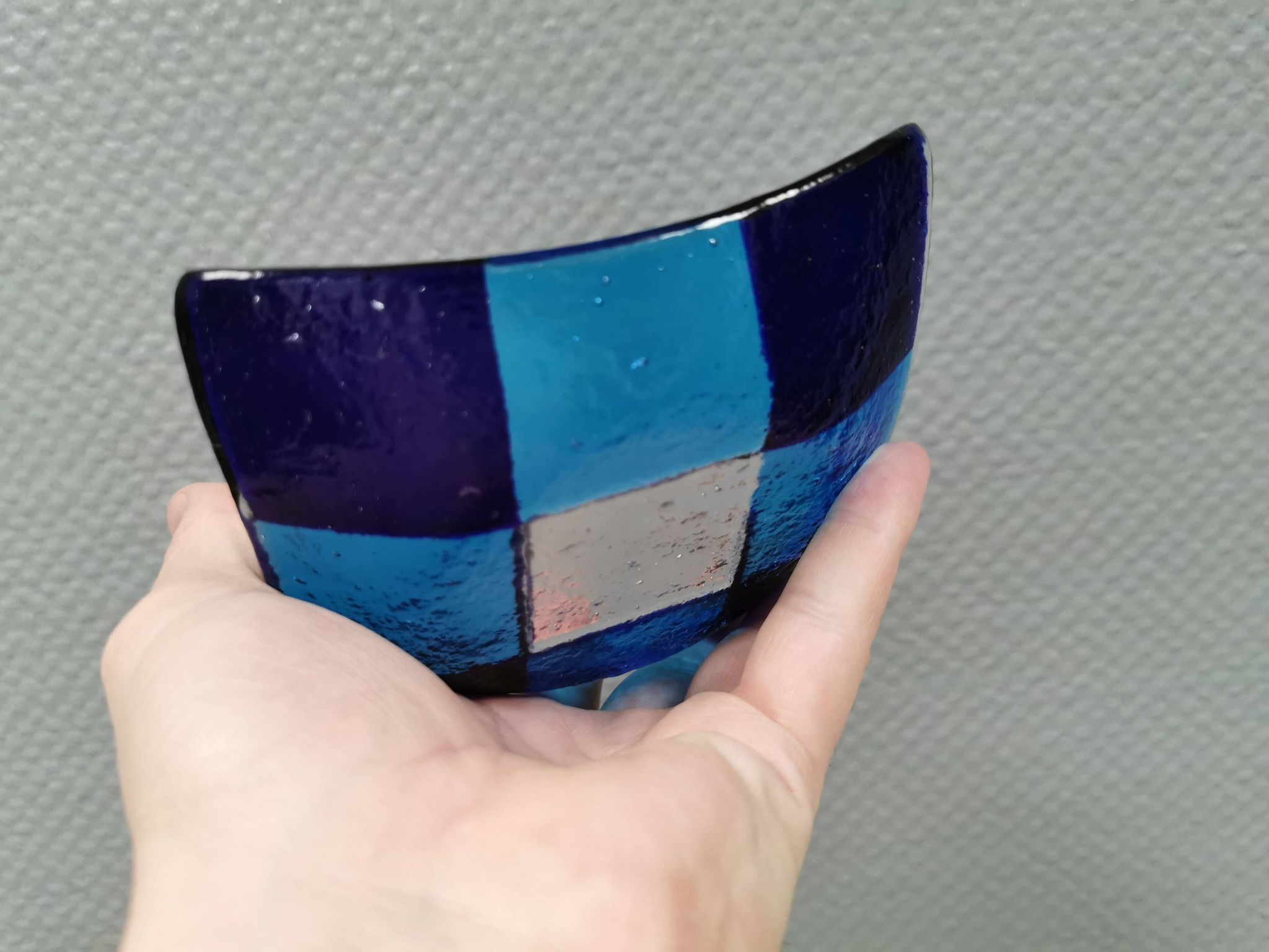 Petit bol/plat en verre de Murano de différentes nuances de bleu.
