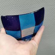 Petit bol/plat en verre de Murano de différentes nuances de bleu.