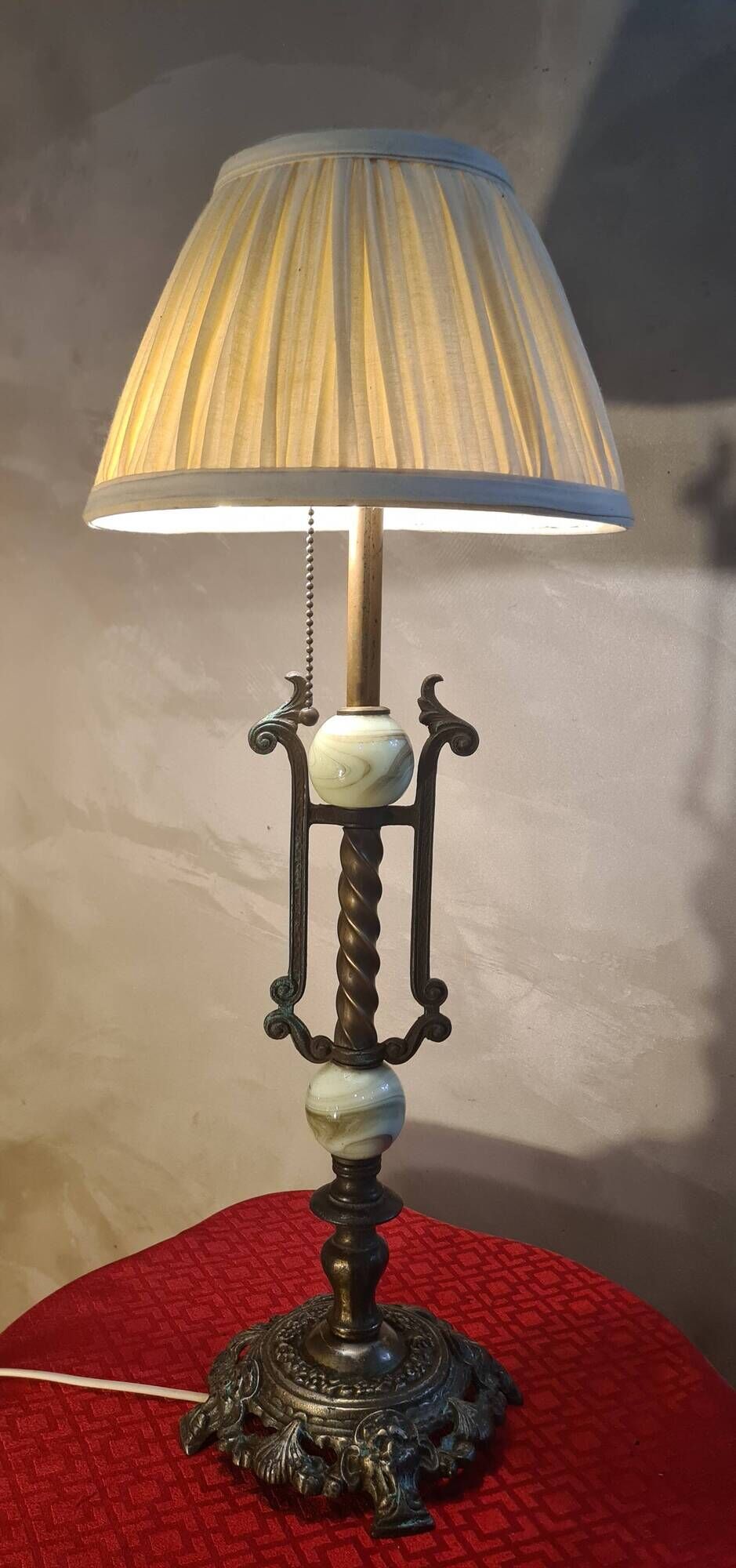 large bronze lamp from 1940 to 1950, glass globes 60x24, electrical in working order with pull switch