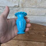 Vase ancien en opaline dentelée bleue à décor de médaillon