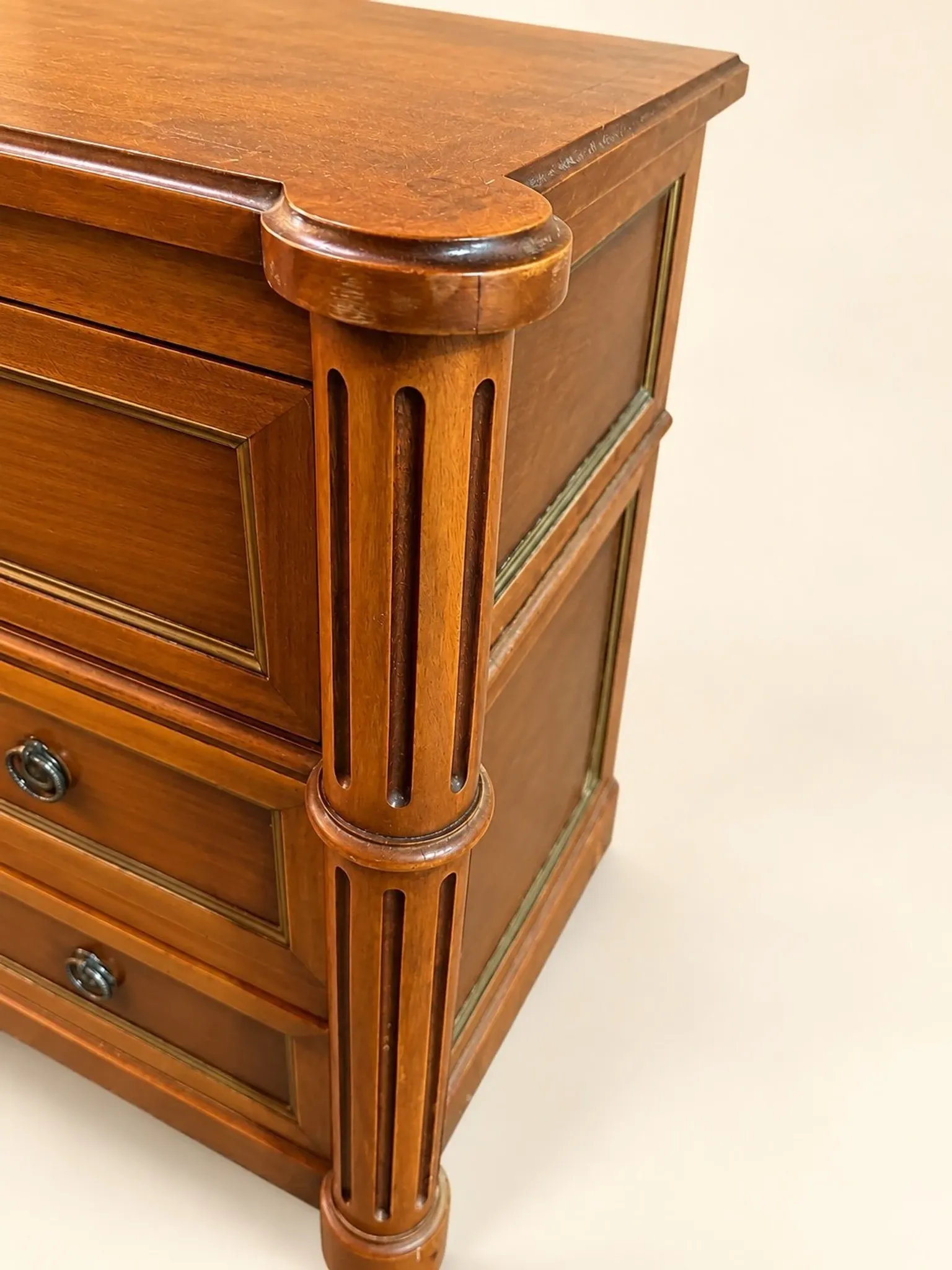 Louis XVI style commode – Solid mahogany – Brass inlays – Late 19th century