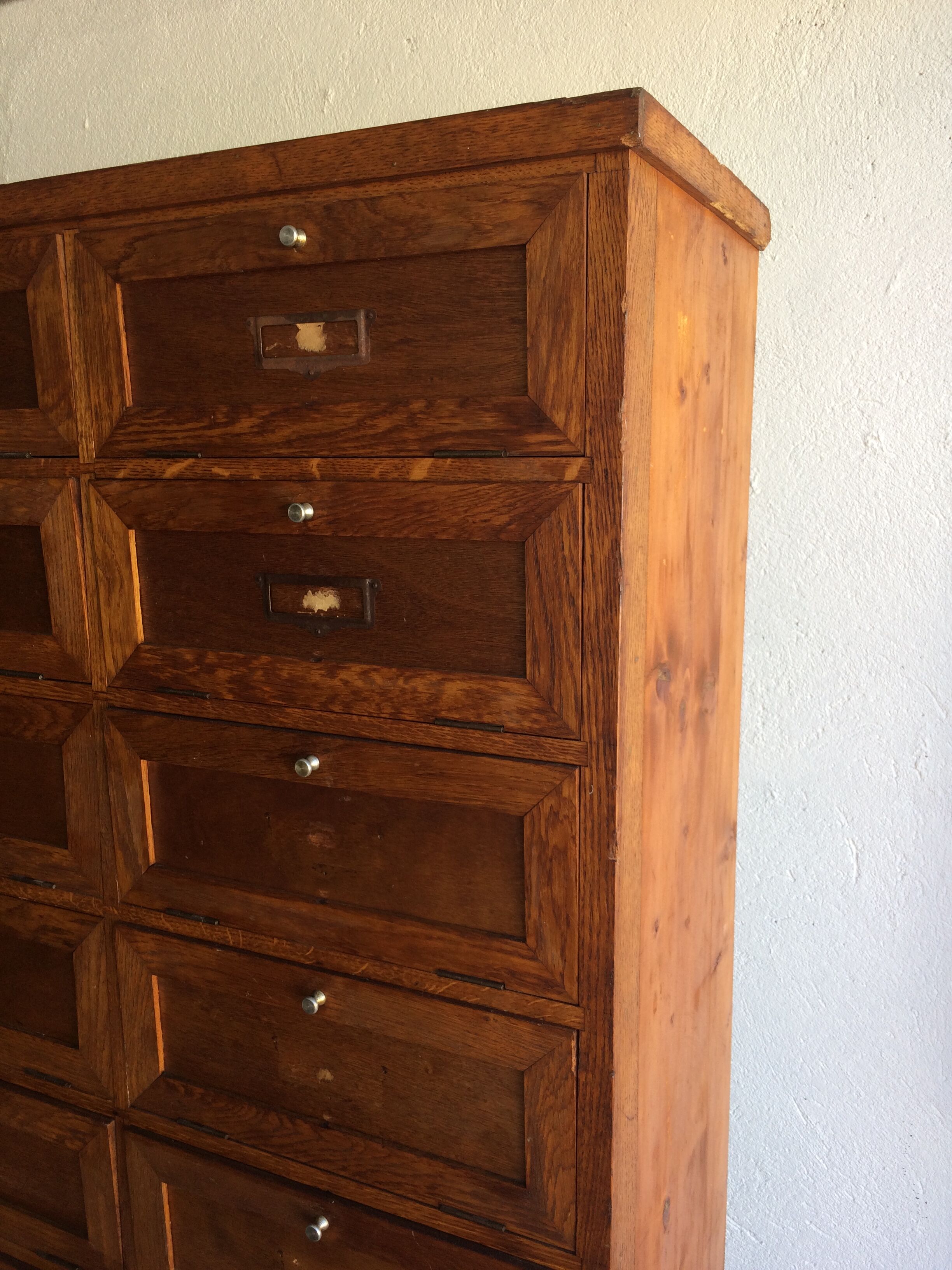 Furniture with clamshell