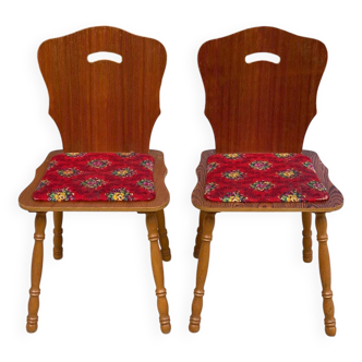 2 chaises bois courbé et tissu rouge