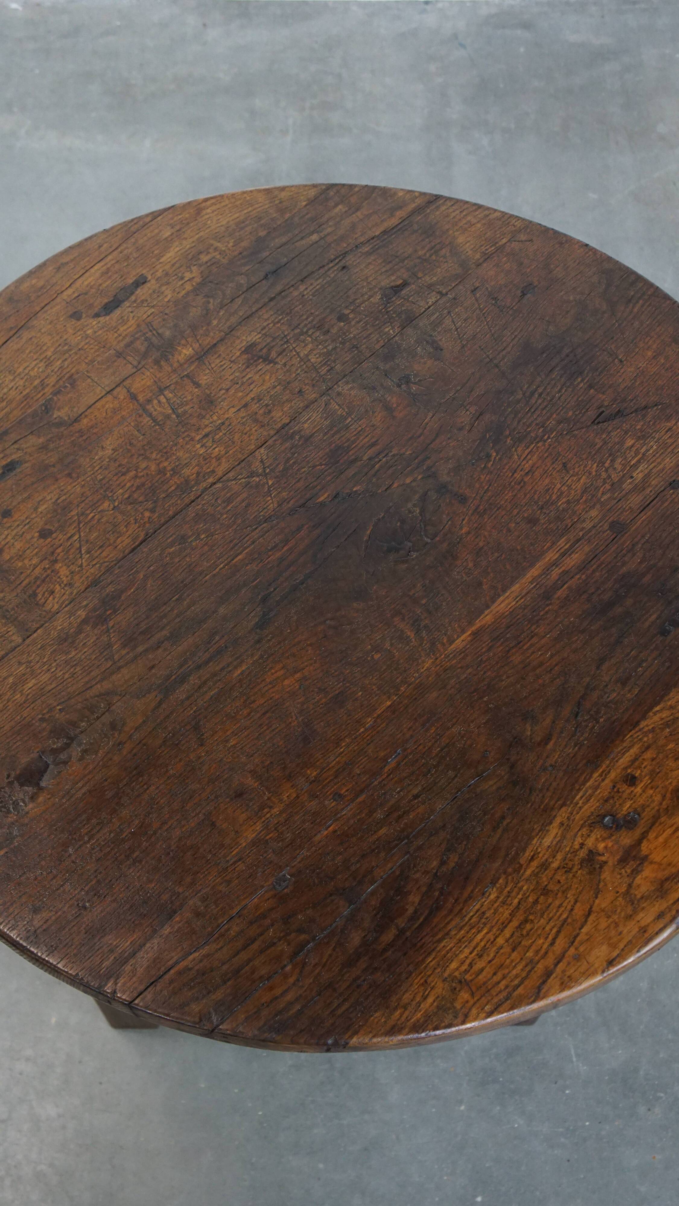 Table d'appoint anglaise ancienne de la fin du XIXe siècle en chêne