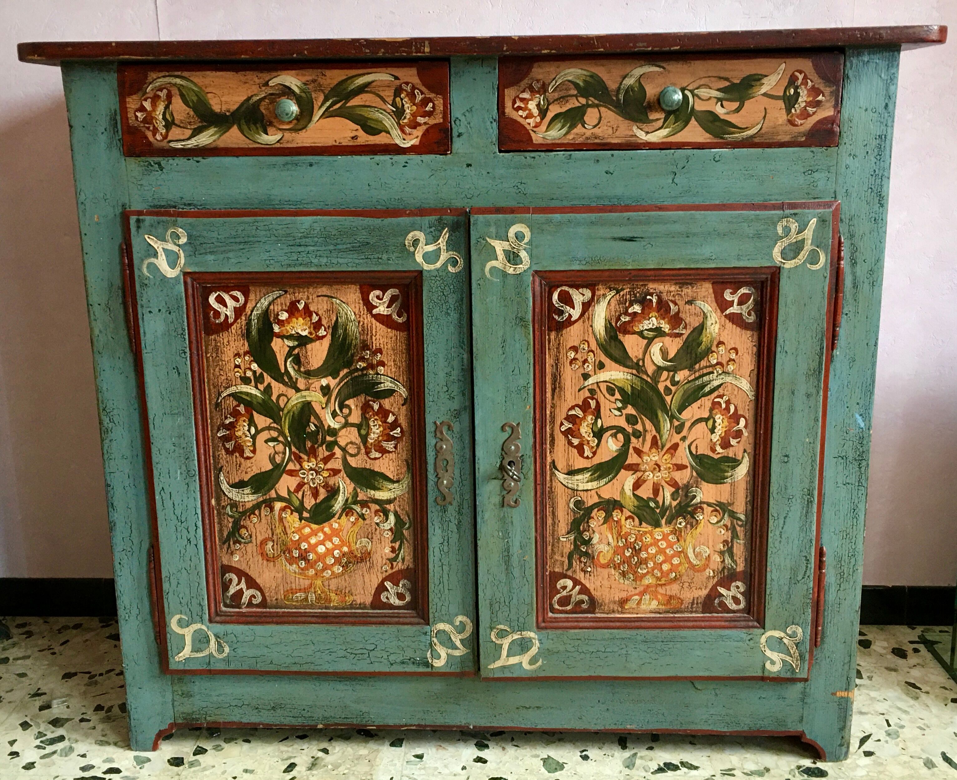 Parisian buffet with hand-painted patterns, 2 doors and 2 drawers.