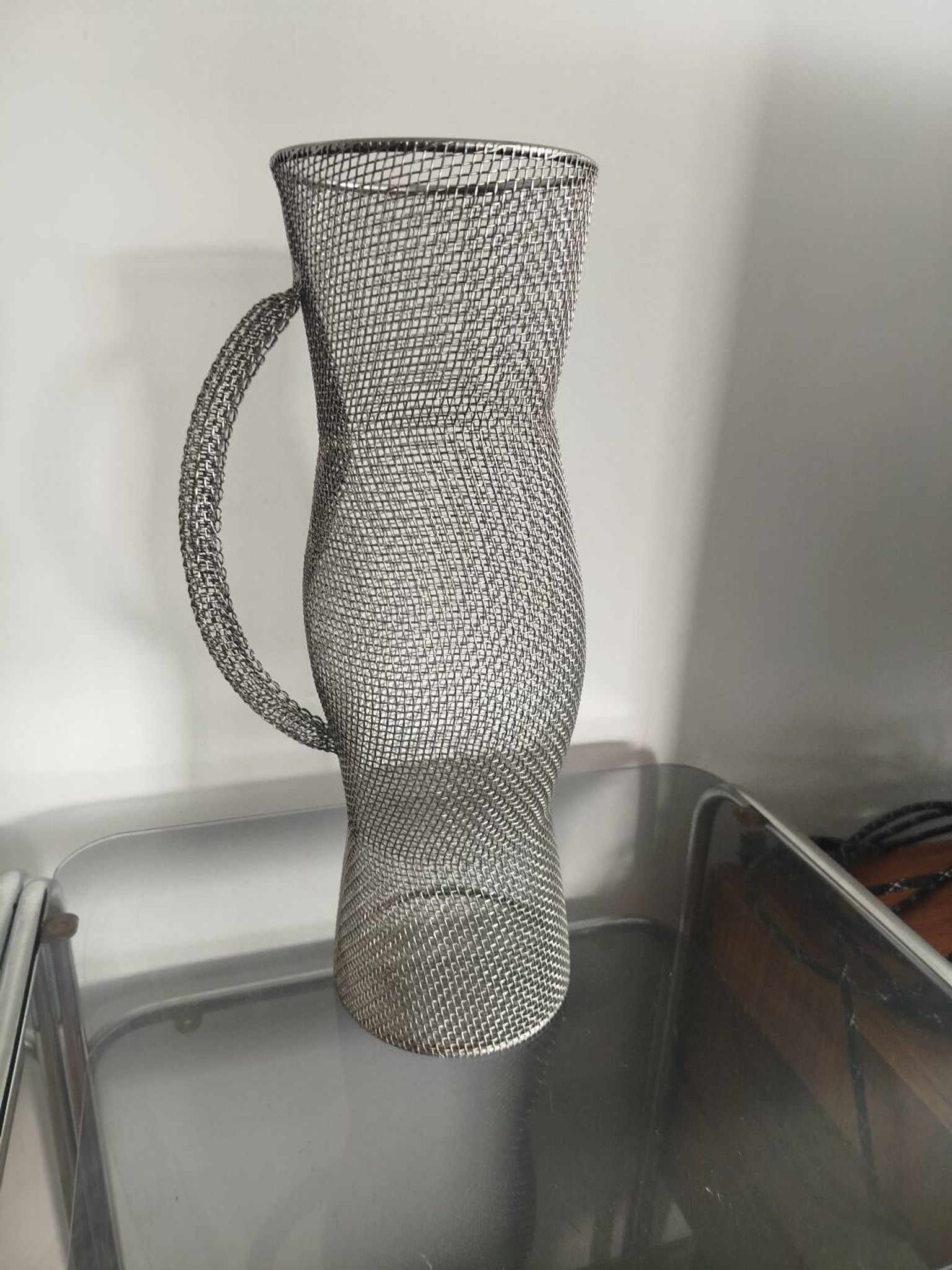 Pichet décoratif en maille métallique vintage