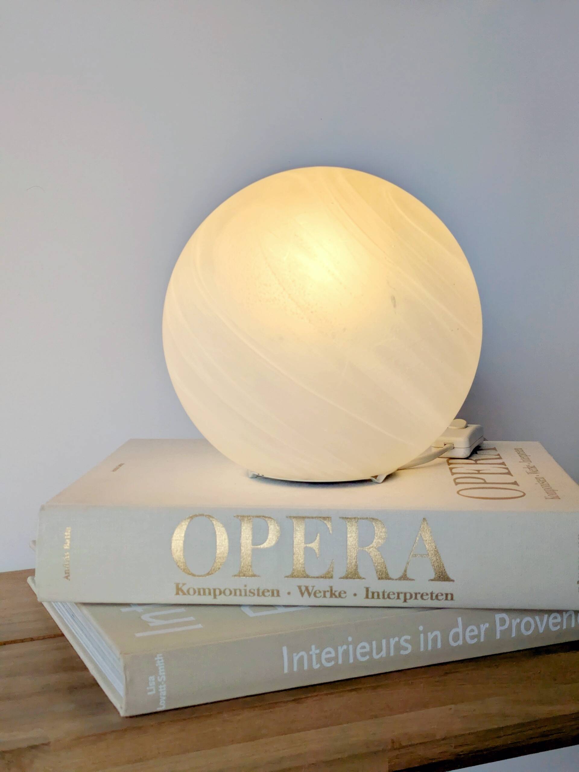 Lampe boule vintage Honsel en verre dépoli, effet lune