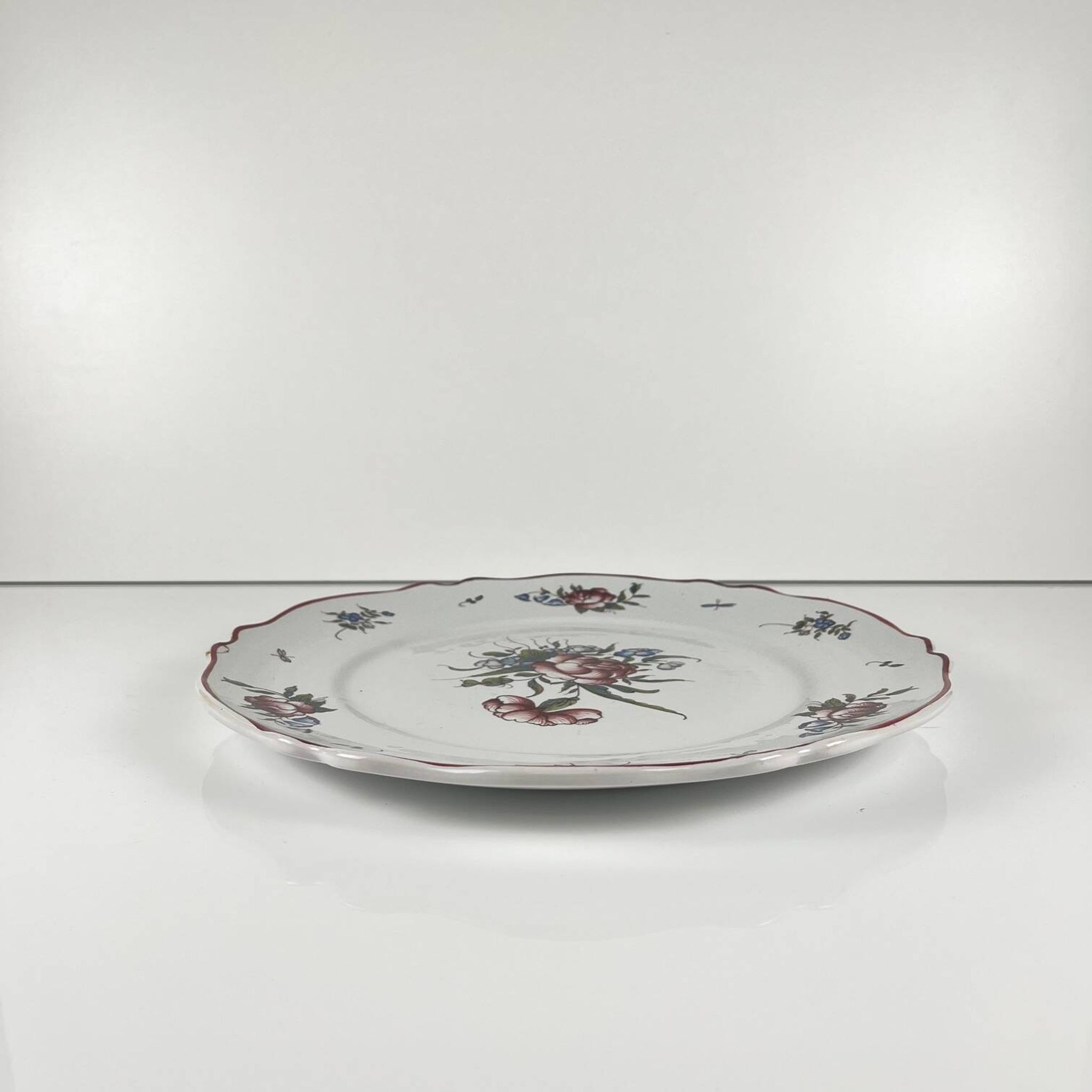 Plat à gateau peint à la main motif rose, vers 1960/70