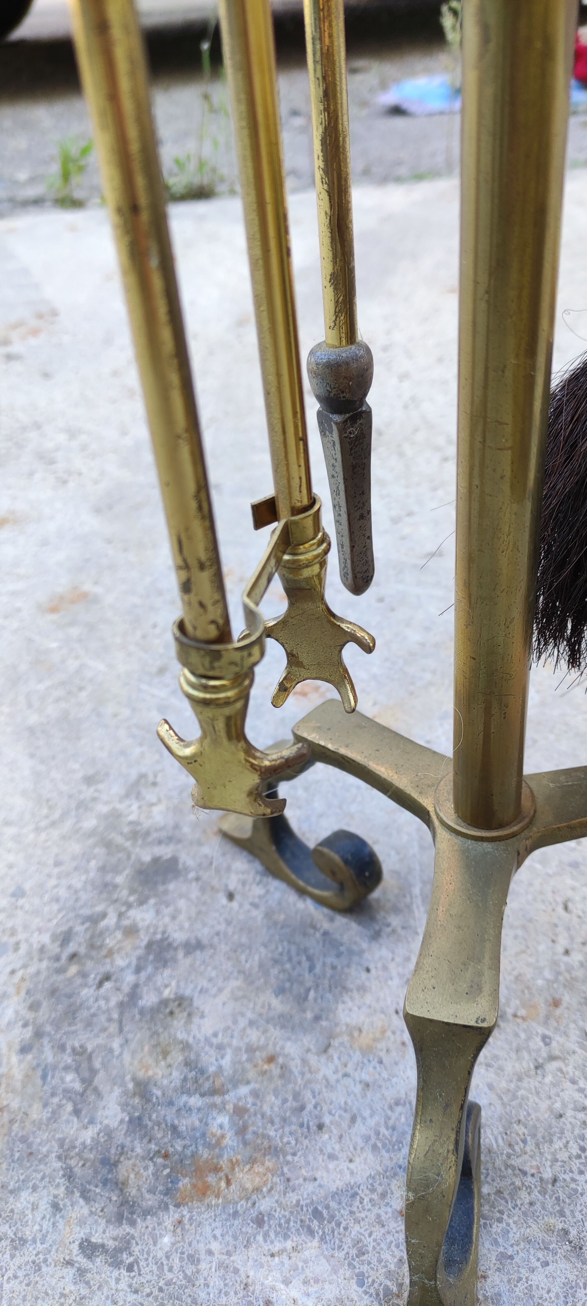 Serviteur de cheminé en bronze doré décor équestre, cheval