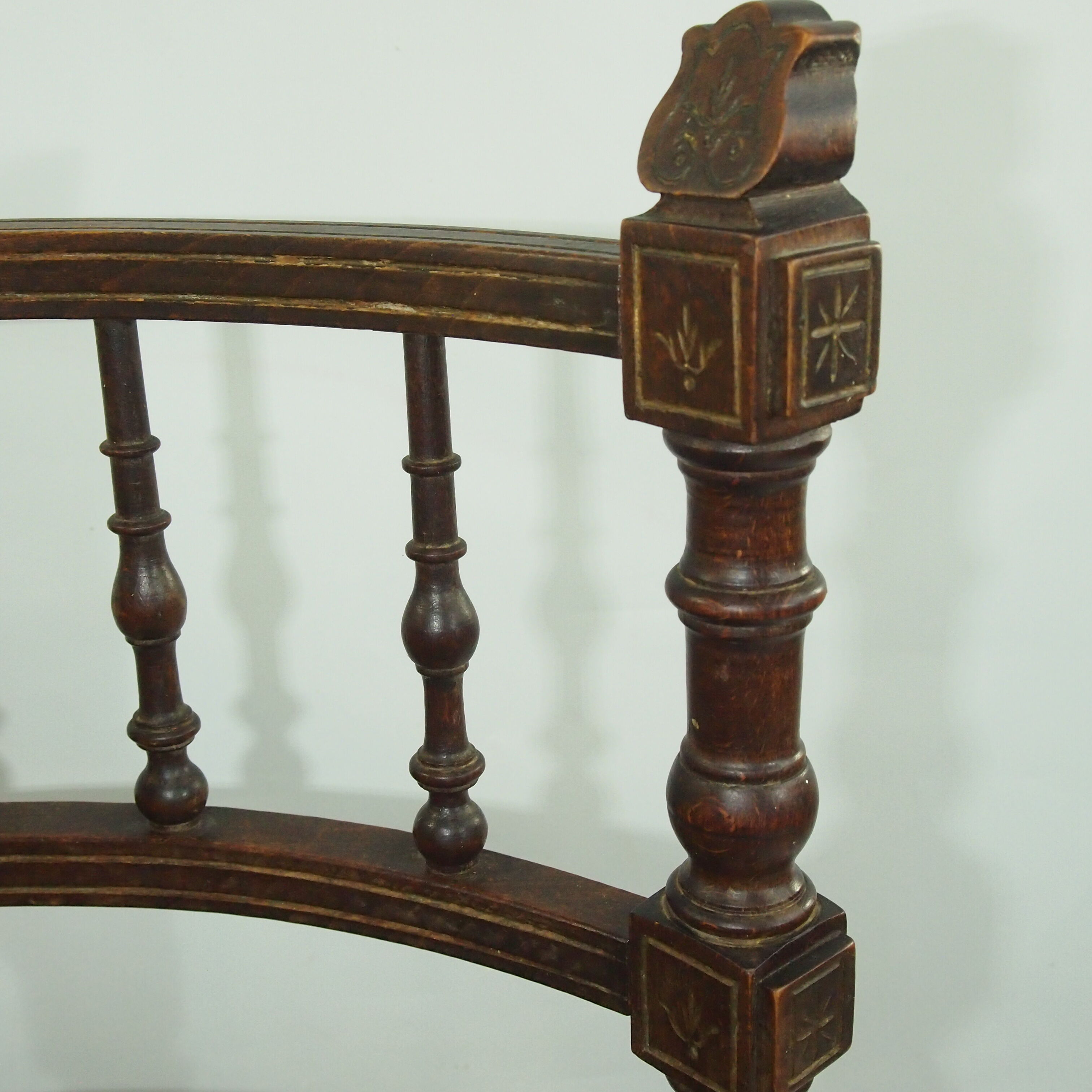 Traditional canning corner chair