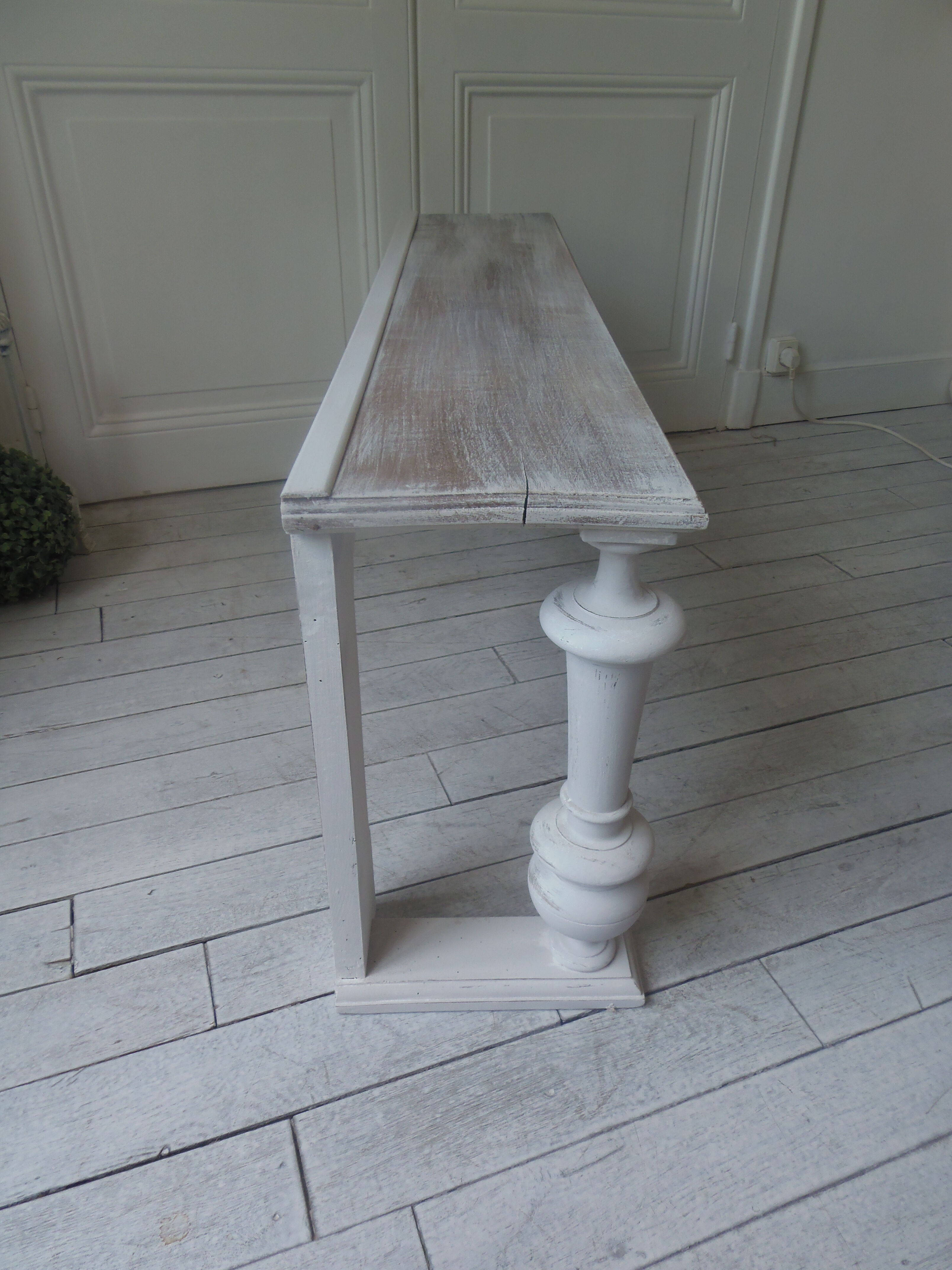 Bench, bed end on pearl grey patinated wheels, powder white, bleached wood seat