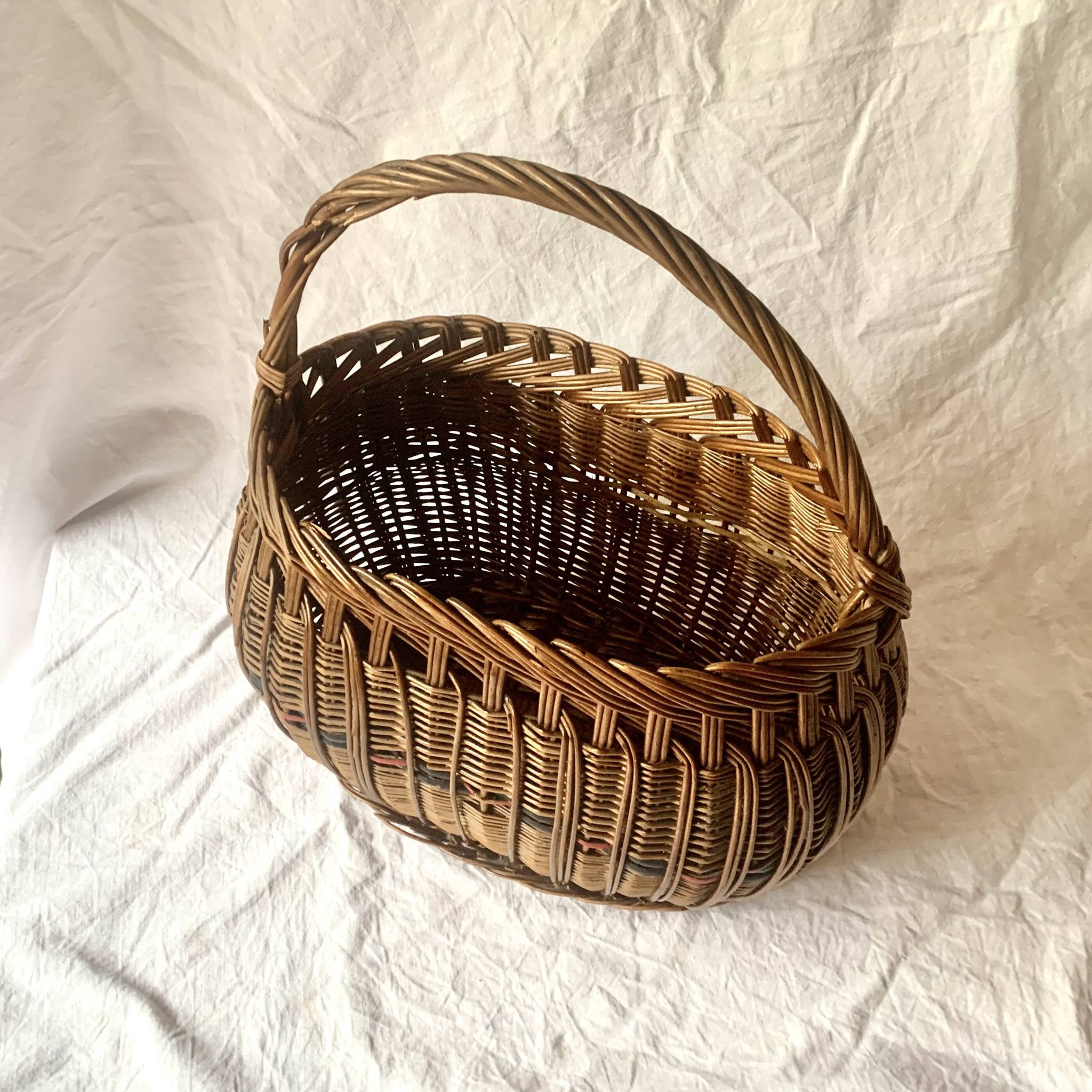 Ancien panier en osier tressé et scoubidou