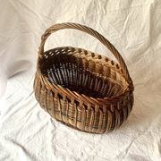 Ancien panier en osier tressé et scoubidou