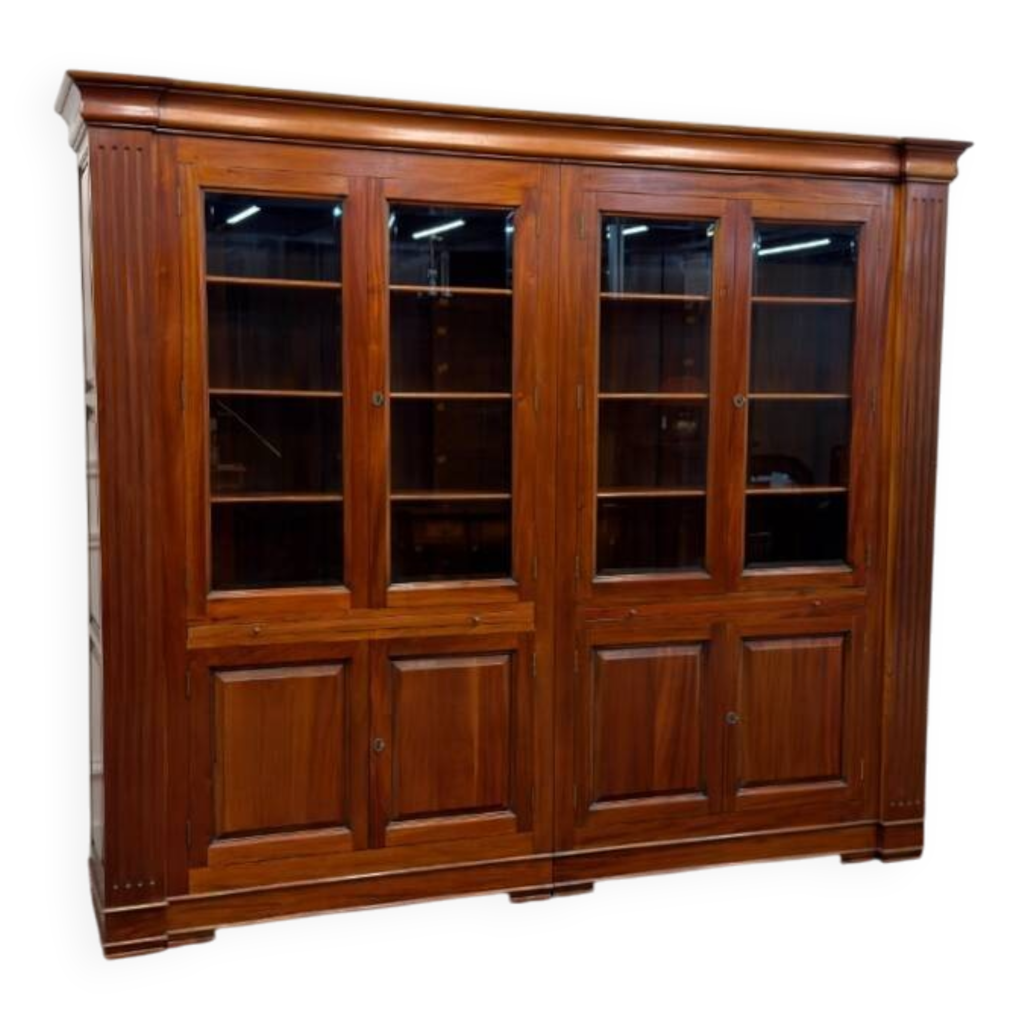 Bibliothèque anglaise classique avec colonnes