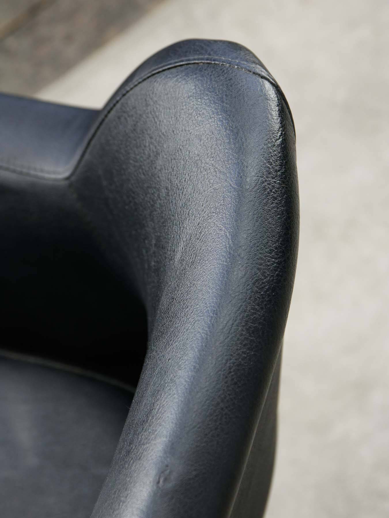 Chaise pivotante vintage en simili cuir noir et chrome, années 70