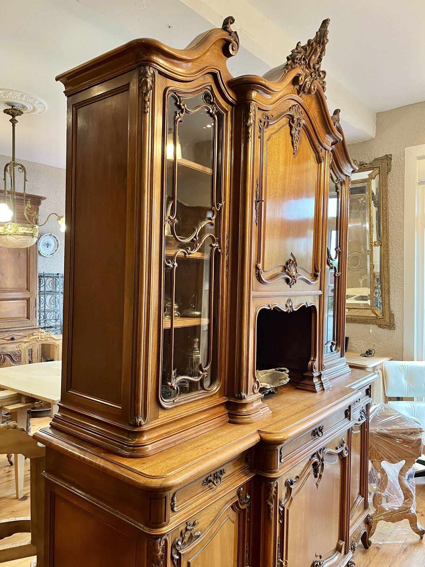 Buffet Noyer de style Louis XV