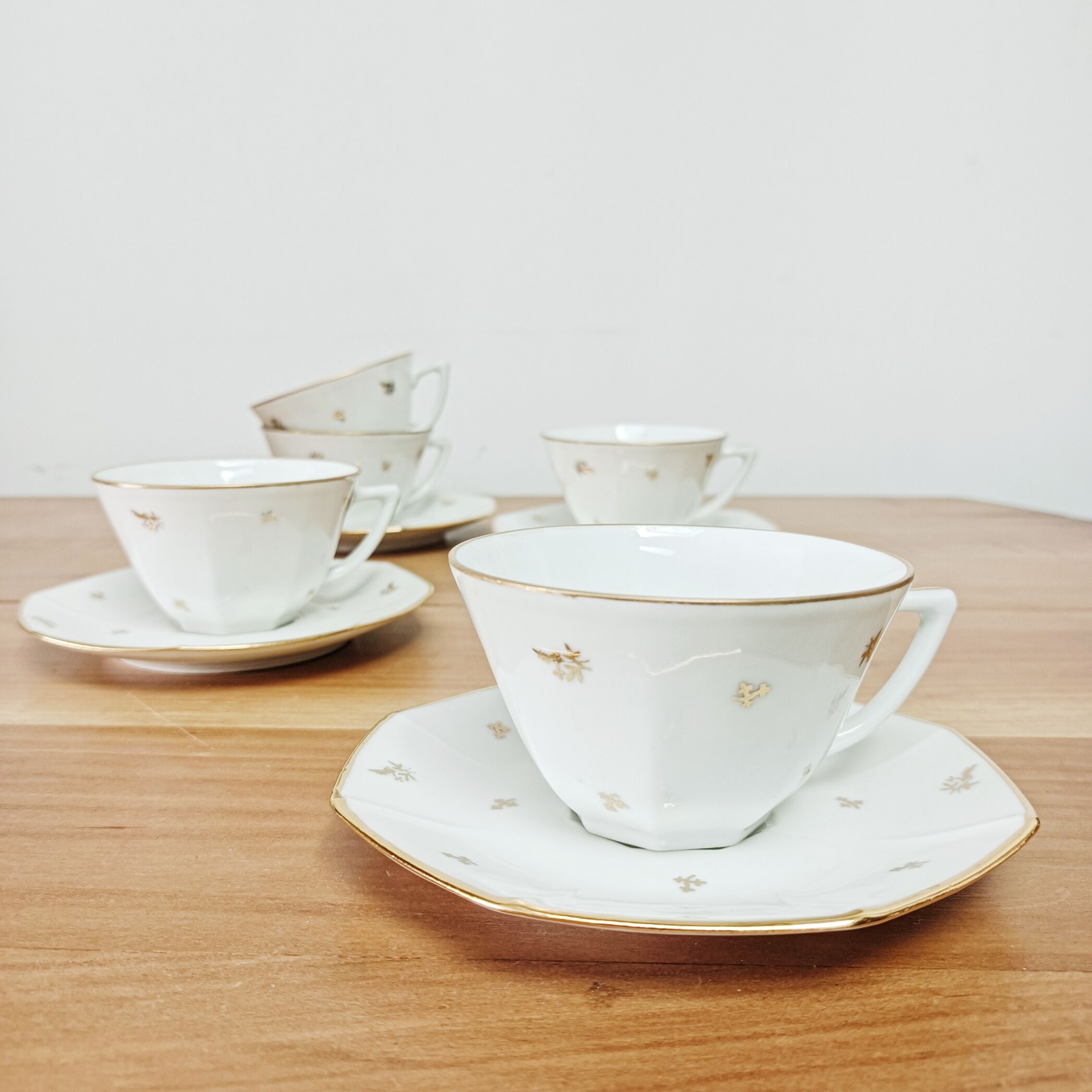 Coffee set in white and gold porcelain