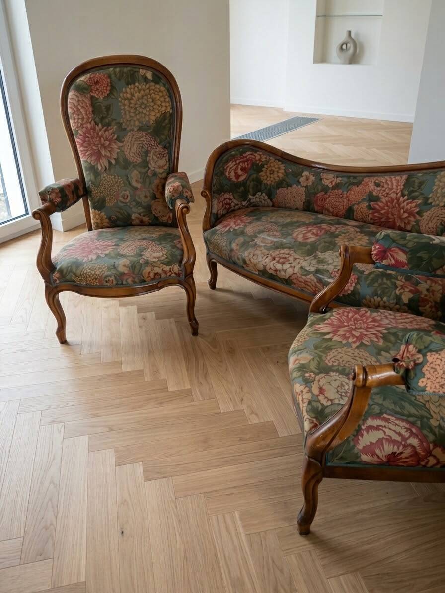 Canapé Louis XV vert et motifs floraux