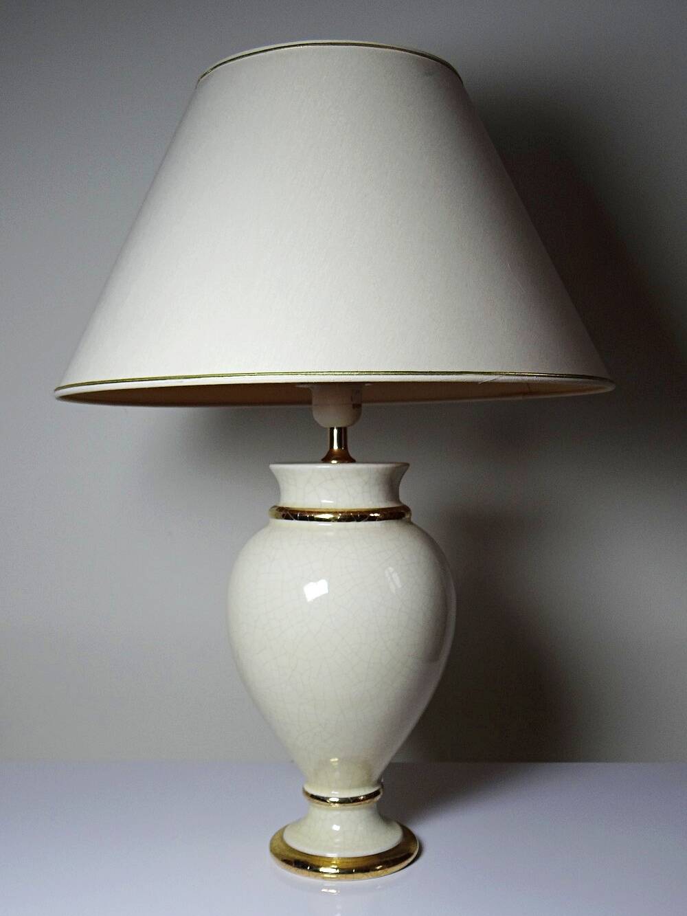 Ivory crackled earthenware lamp, in the style of vintage Le Dauphin.