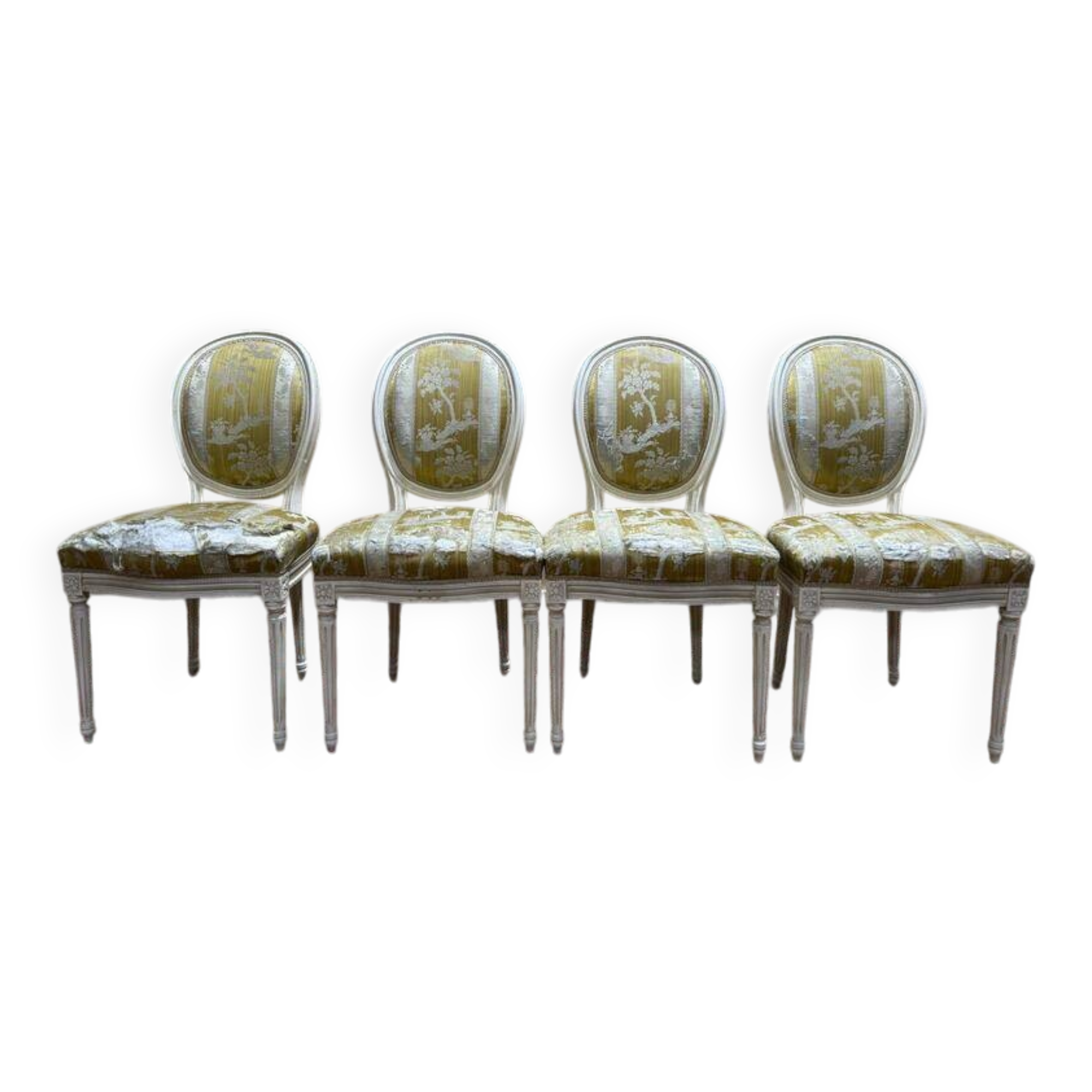 Suite de 4 chaises médaillons de style Louis XVI rechampi blanc cassé