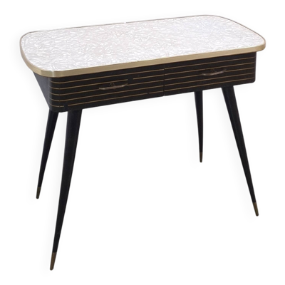 Jaren 50 meuble avec pieds inclinés, plateau en formica, tiroirs et détails dorés.