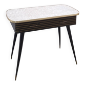 Jaren 50 meuble avec pieds inclinés, plateau en formica, tiroirs et détails dorés.