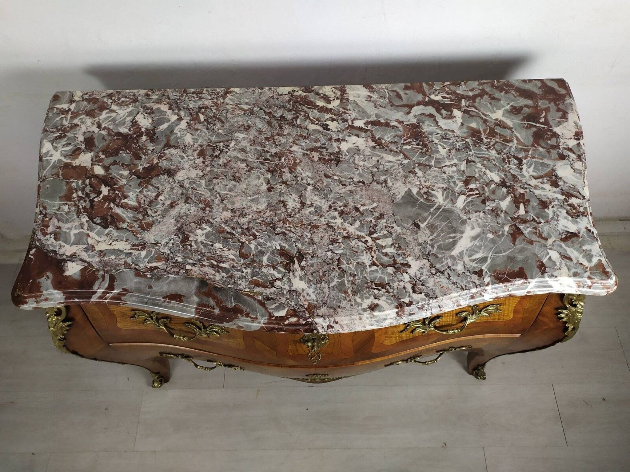 Commode galbé Louis XV