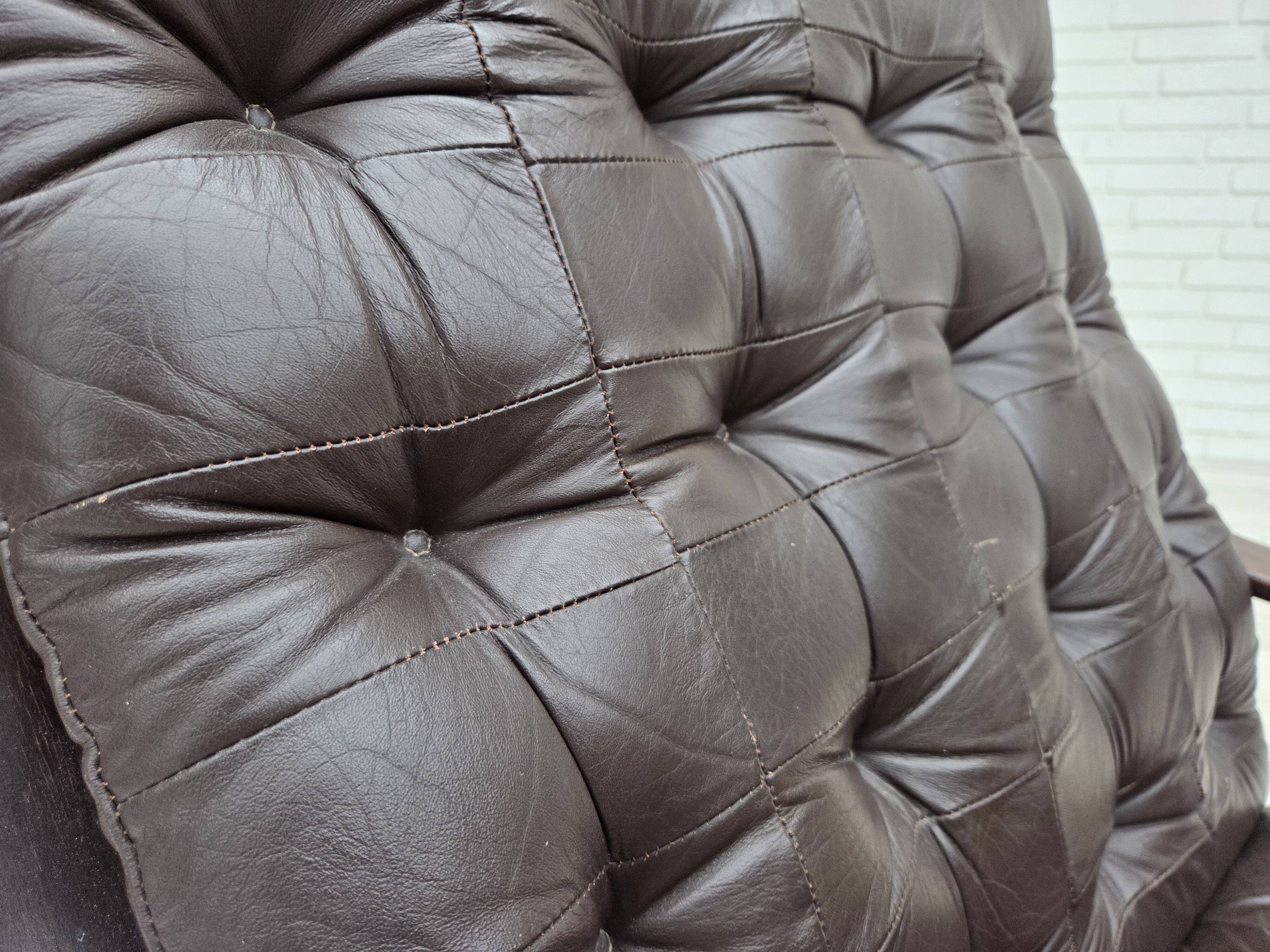 Fauteuil pivotant scandinave des années 1970, en cuir patchwork d'origine.