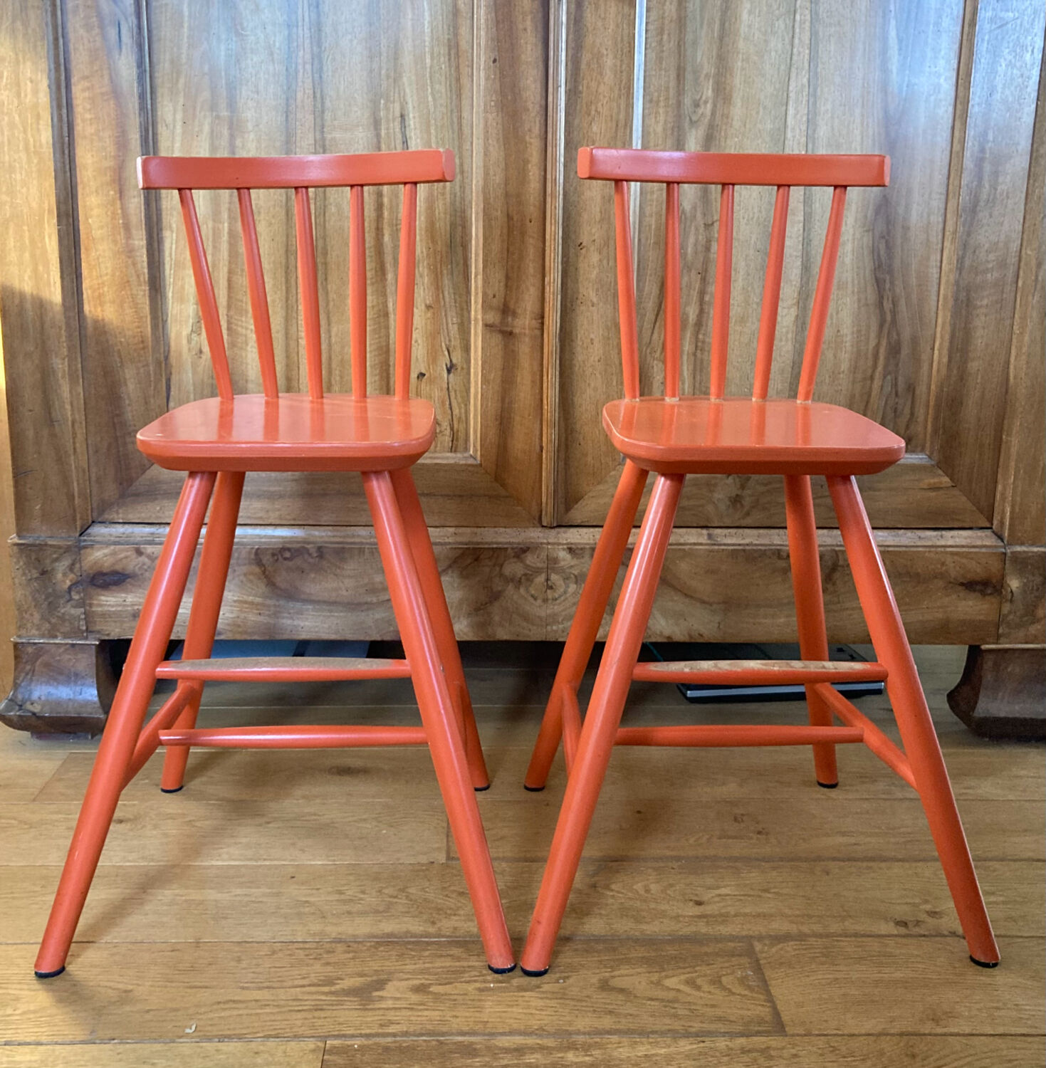 Vintage solid wood high chairs in Western style for children.