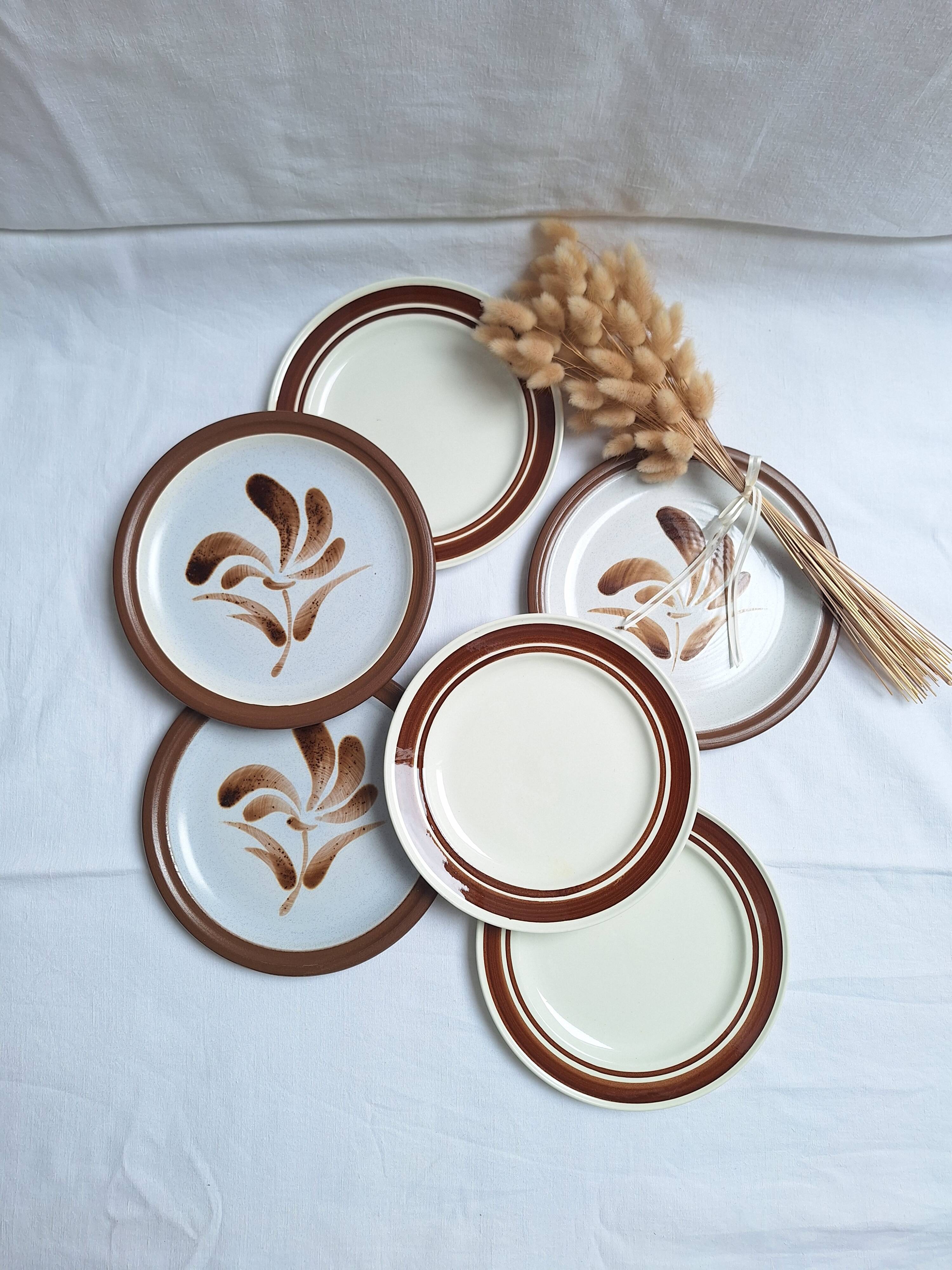 Assiette plates à fleurs marron années 1970