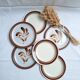 Assiette plates à fleurs marron années 1970