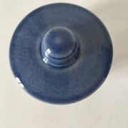 Pichet en grès bleu nuancé avec filtre intégré