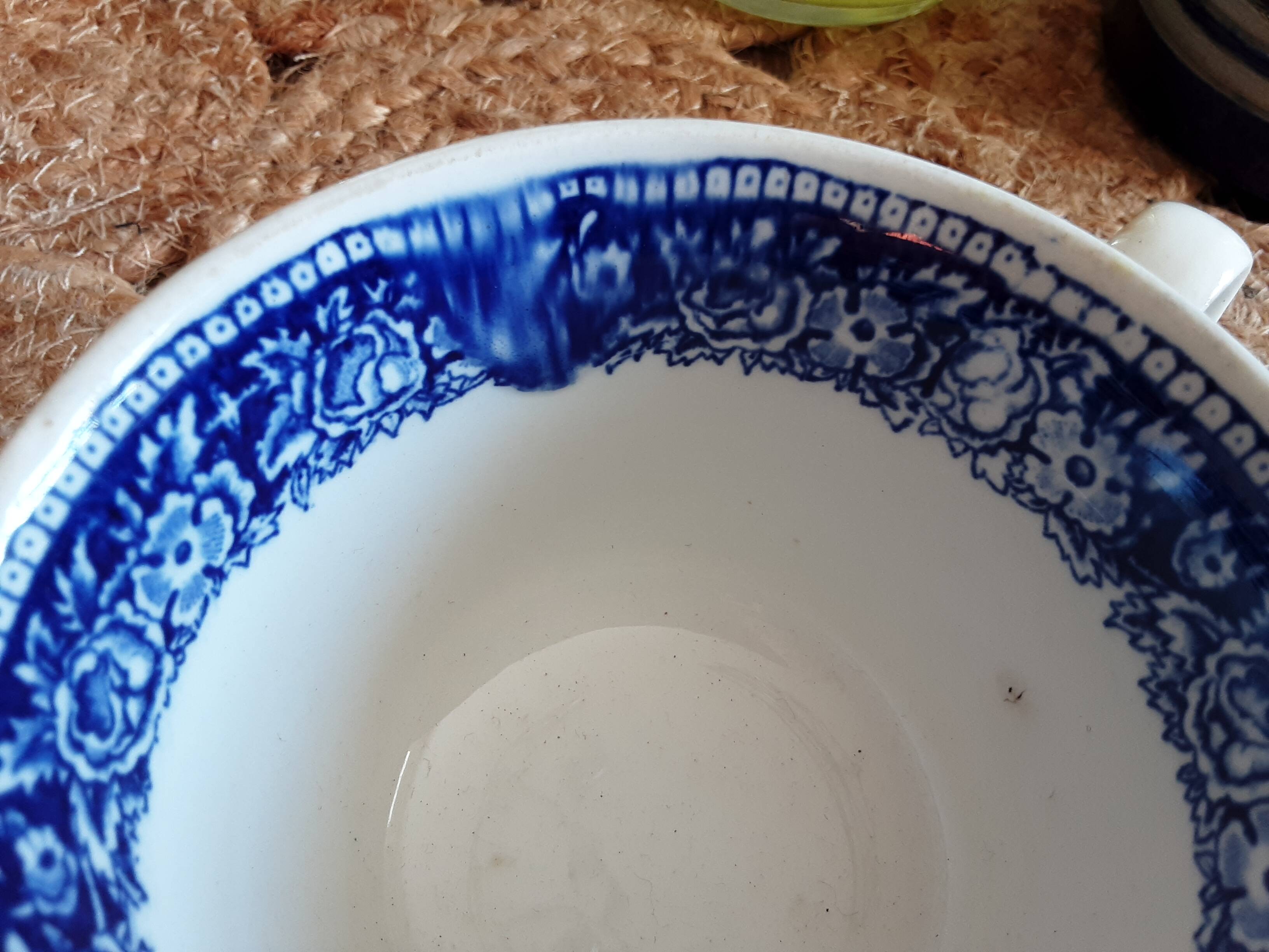 Set of 2 England cups and saucer