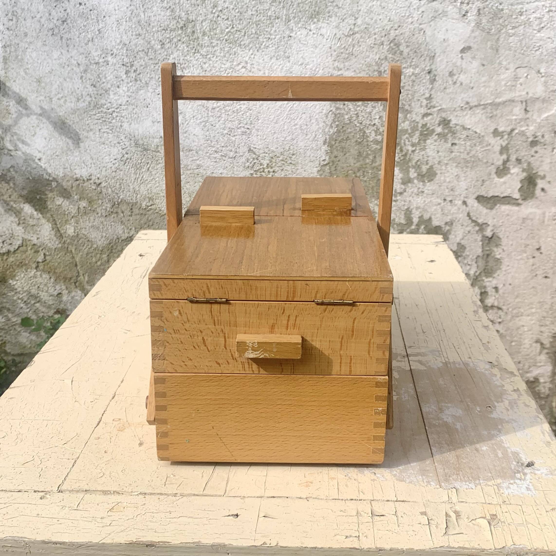 Petite travailleuse en bois vintage