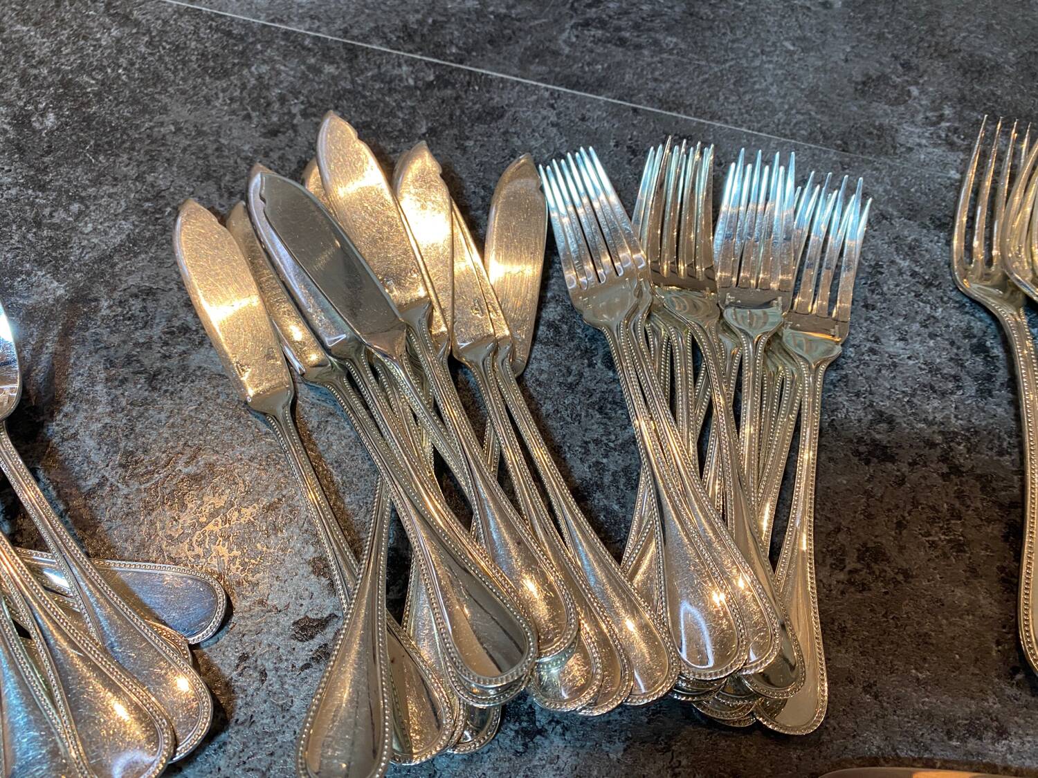 Christofle - Partie de Ménagère modèle Perle, 60 pièces métal argenté